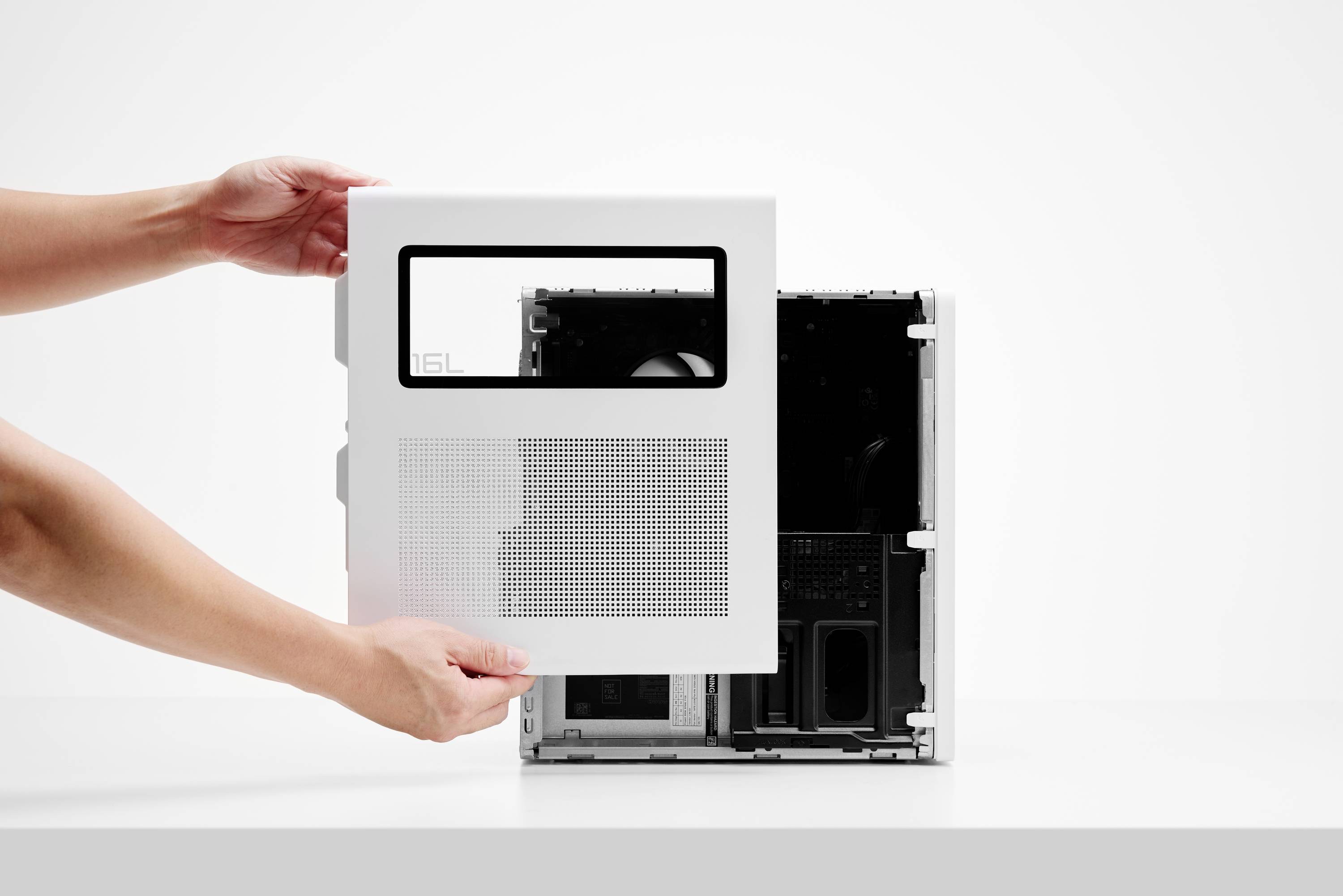 Hände führen ein weißes Seitenpaneel eines Computergehäuses in ein offenes Desktop-PC-Gehäuse ein.