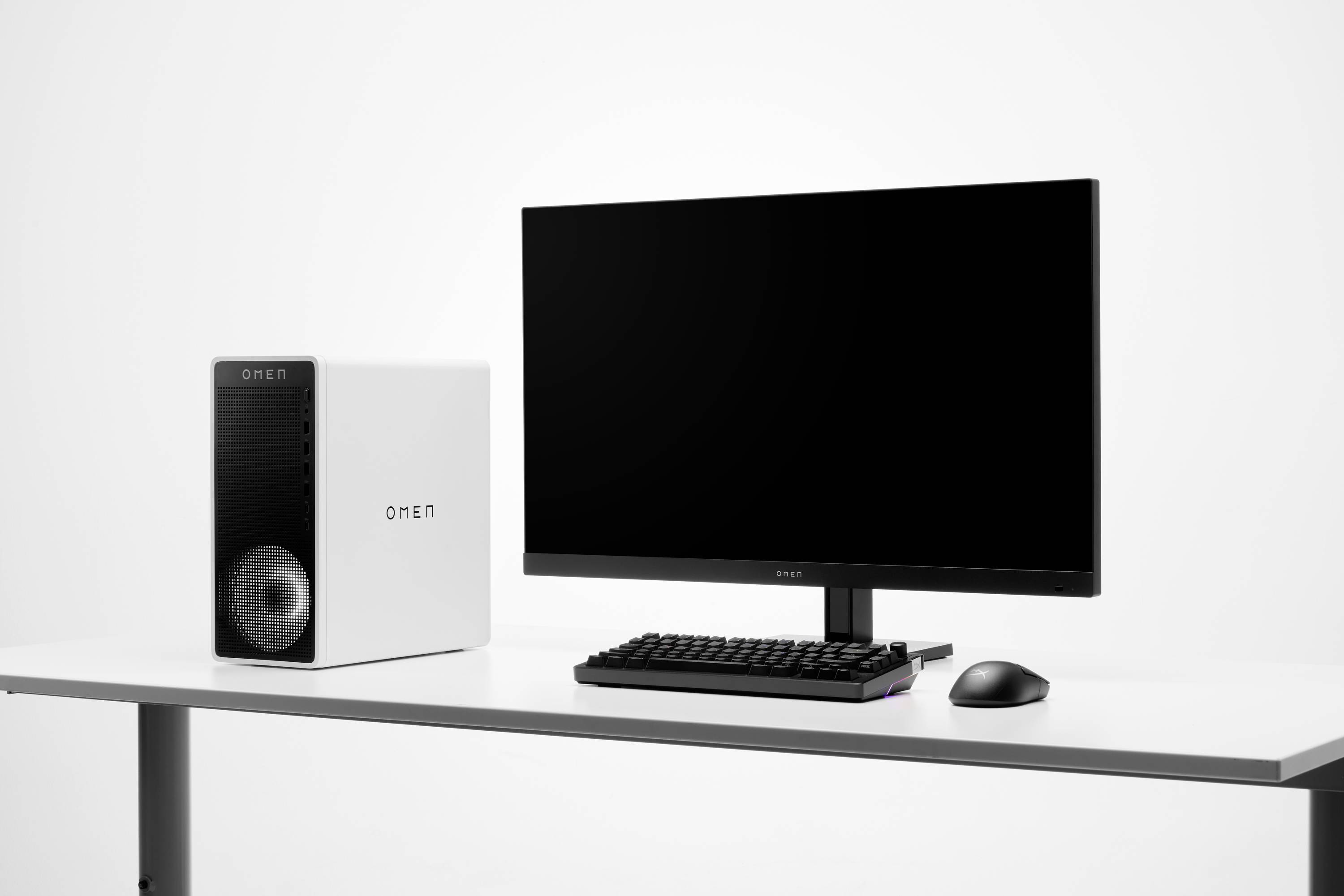Desktop-Computer-Setup mit einem HP Omen Tower, Breitbildmonitor, Tastatur und Maus auf einem weißen Schreibtisch.