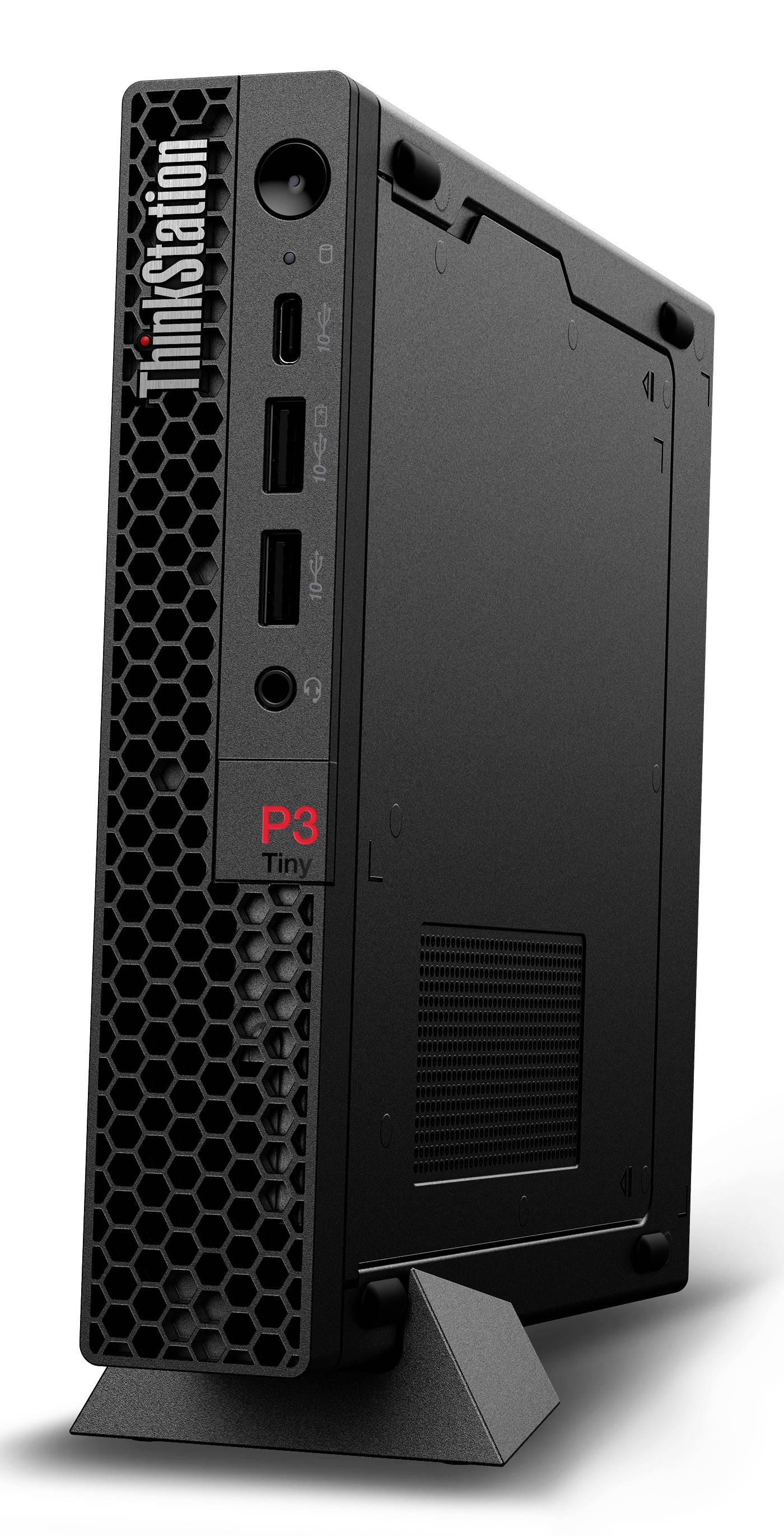 Kompakter schwarzer Lenovo ThinkStation P3 Tiny Mini-Desktop auf einem Ständer, von vorne links gezeigt mit sichtbaren Wabengittern und Anschlüssen.