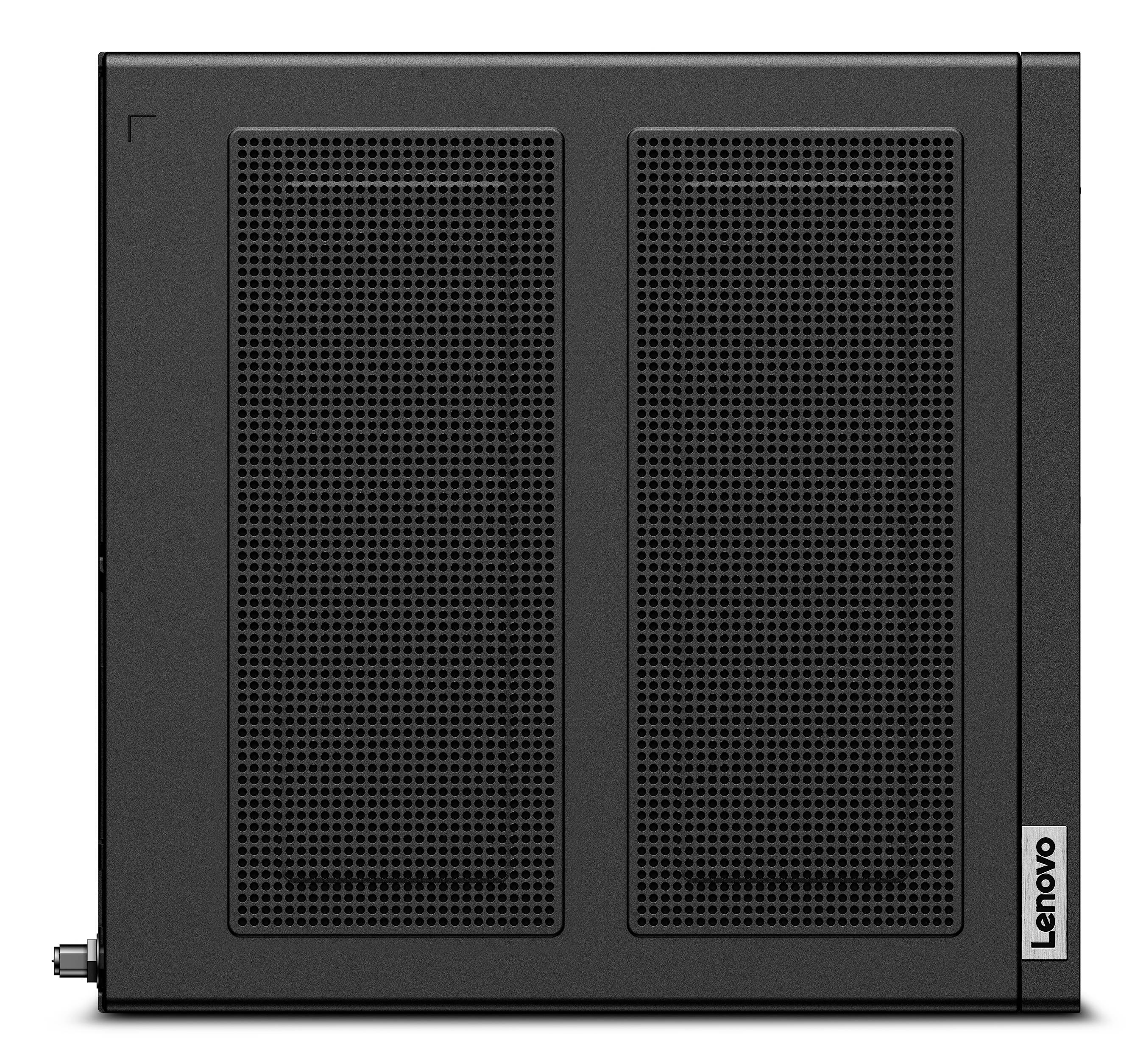Schwarzer Lenovo-Desktop-Turm von vorne mit zwei großen perforierten Lüftungspanels und einem kleinen vertikalen Lenovo-Logo an der rechten Kante.