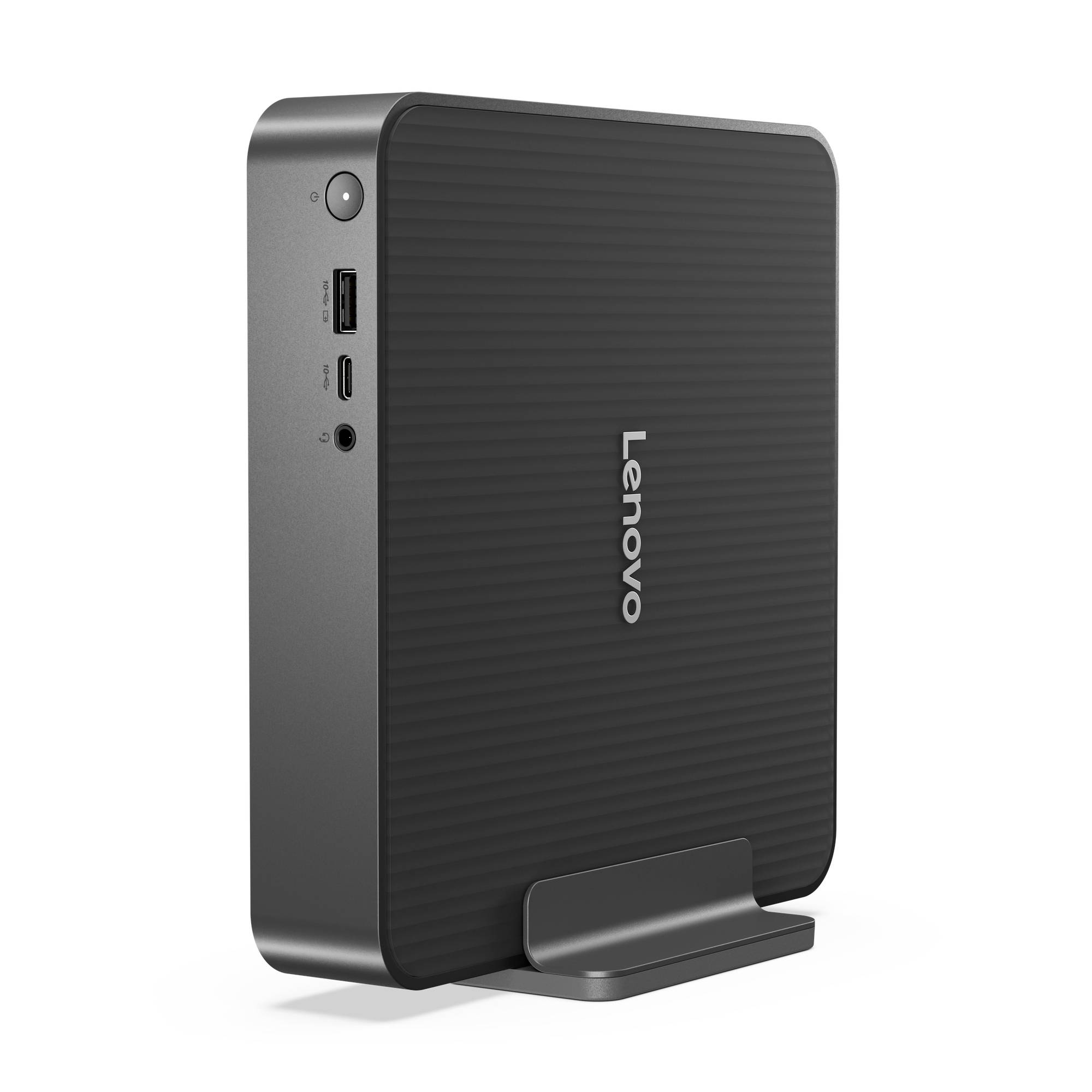 Ein kompakter Lenovo Mini-PC, aufrecht auf einem Ständer positioniert, mit sichtbarem Power-Knopf an der Vorderseite, USB-Anschlüssen und einer Audiobuchse.