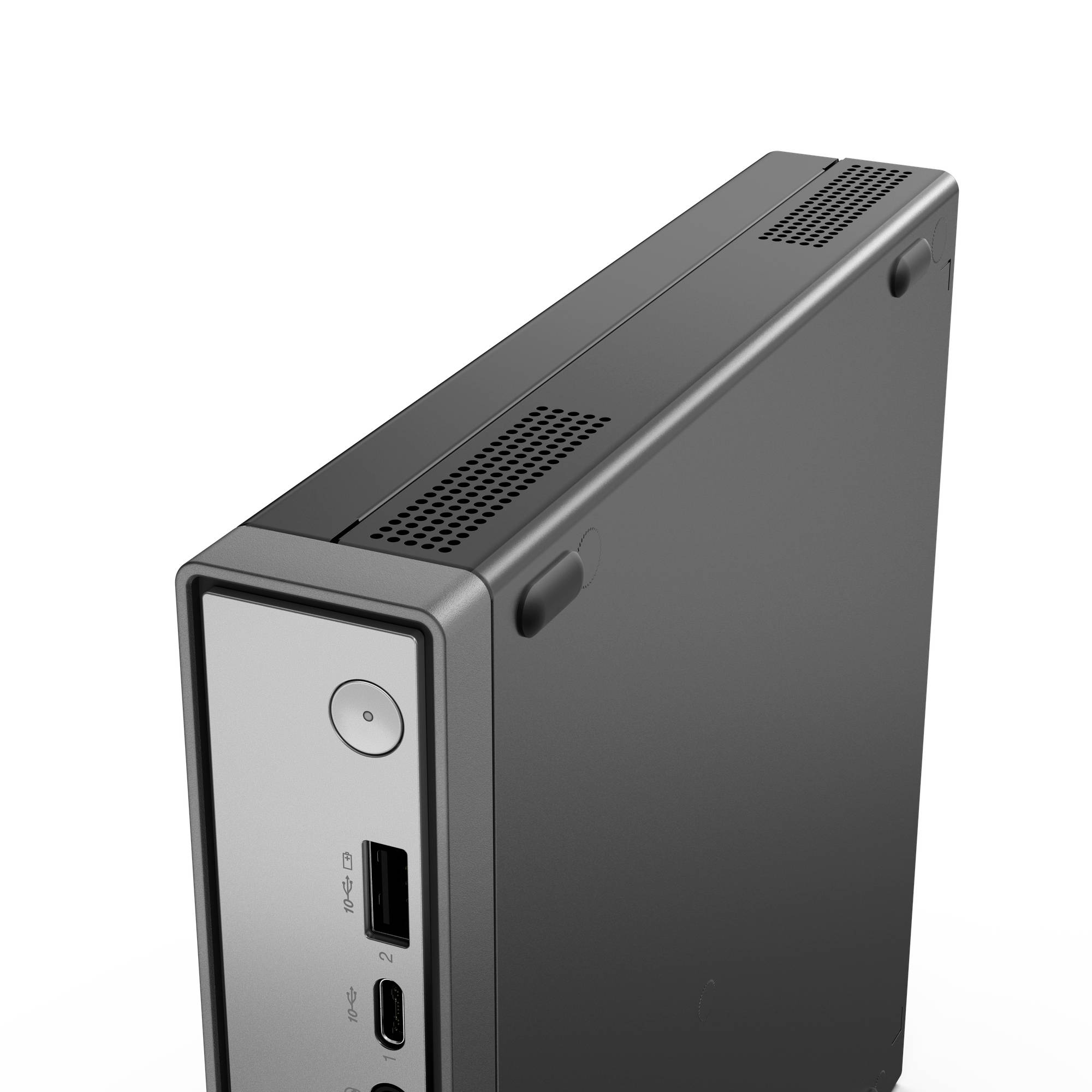 Kompakter schwarzer Mini-PC-Turm in Dreiviertelsansicht, mit Netzschalter, USB-A-Anschluss und USB-C-Anschluss auf einem weißen Hintergrund.