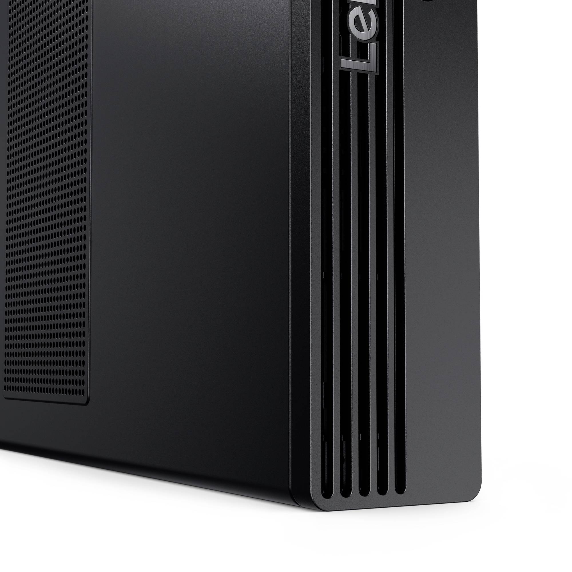 Nahaufnahme eines schwarzen Lenovo-Desktop-Towers mit Lüftungsschlitzen an der Vorderseite und Seitengitter auf weißem Hintergrund.