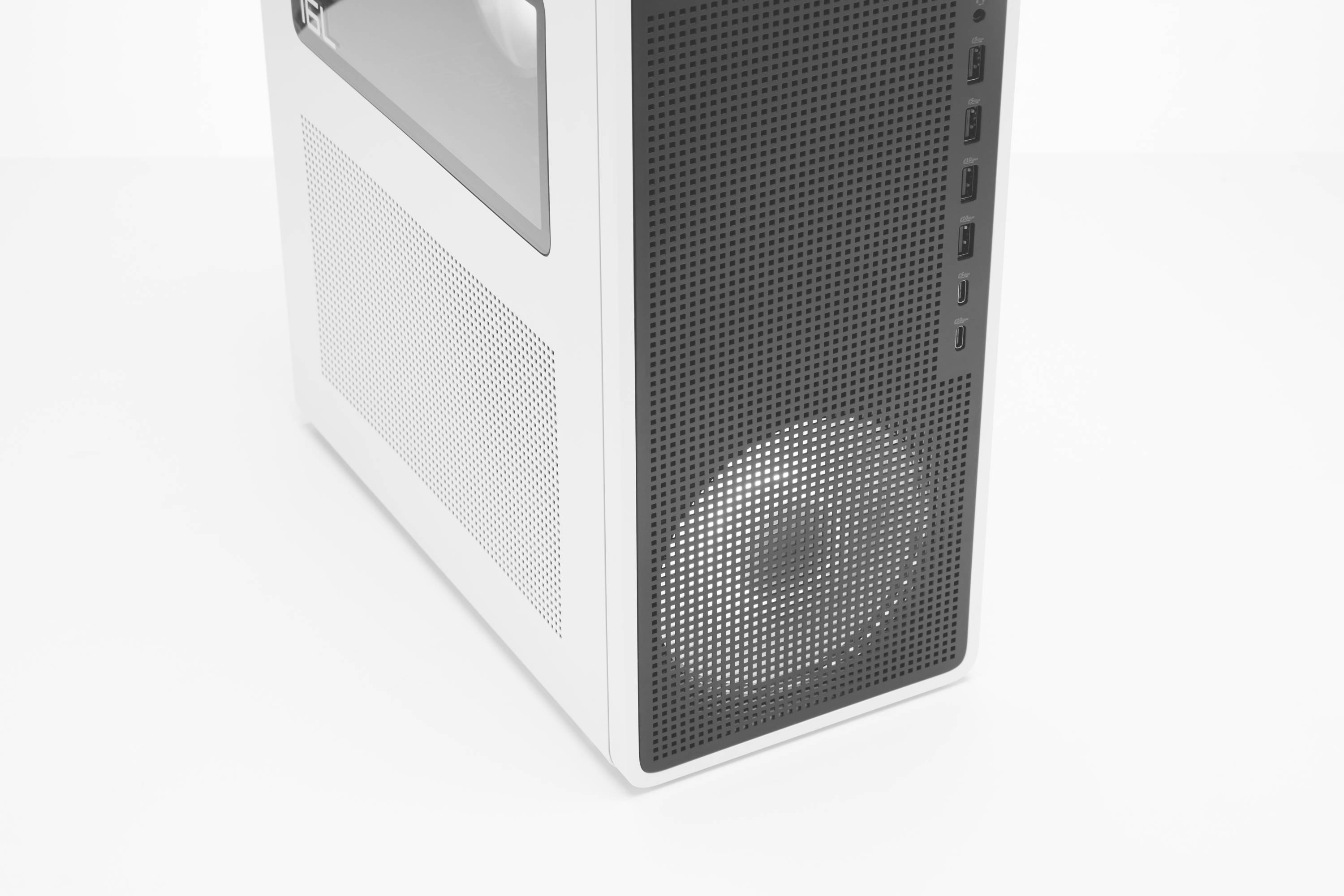 Weißer Desktop-Computer-Turm in Schrägansicht mit schwarzem frontalem Mesh-Panel und sichtbarem vorderem Kühlungslüfter.