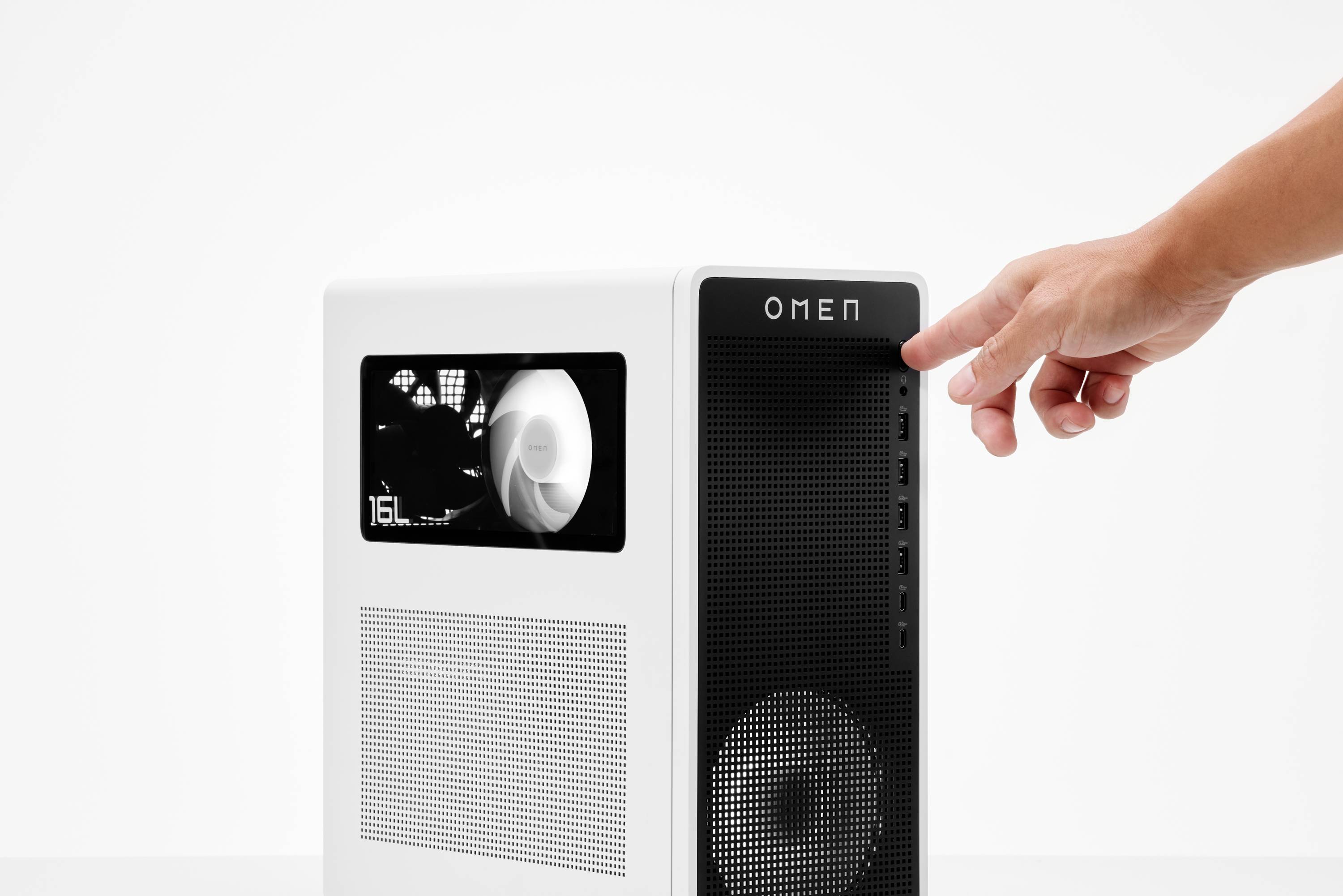 Die Hand zeigt auf die Frontblende eines weißen OMEN-Desktop-PC-Towers mit sichtbarem Kühlüfter und seitlicher Anzeigeeinheit.