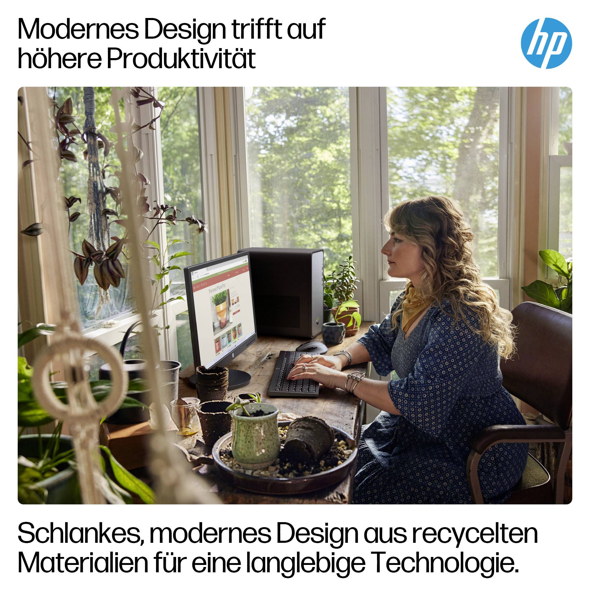 Frau arbeitet an einem Desktop-Computer in einem sonnigen Heimbüro; HP-Anzeigentext besagt, dass modernes Design die Produktivität erhöht und recycelte Materialien für langlebige Technologie verwendet.