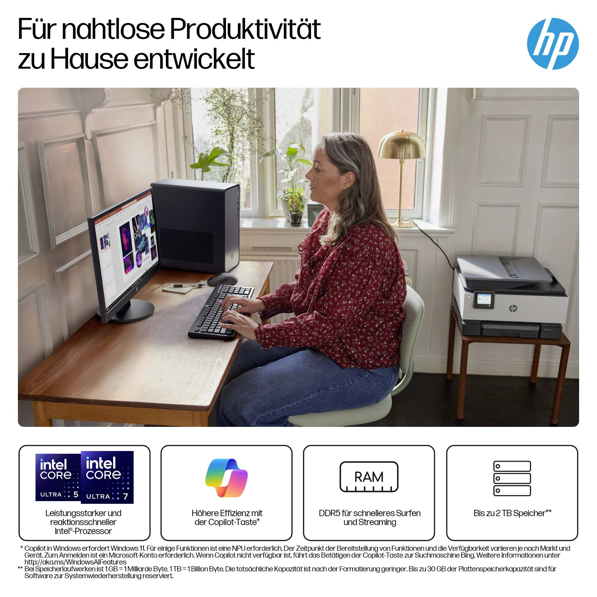 HP-Anzeige mit einer Frau, die an einem Schreibtisch zu Hause arbeitet, mit einem Desktop-PC und einem Drucker, wirbt für „Für nahtlose Produktivität zu Hause entwickelt" und Funktionen wie Intel Core Ultra, Copilot+ und bis zu 2 TB Speicher.
