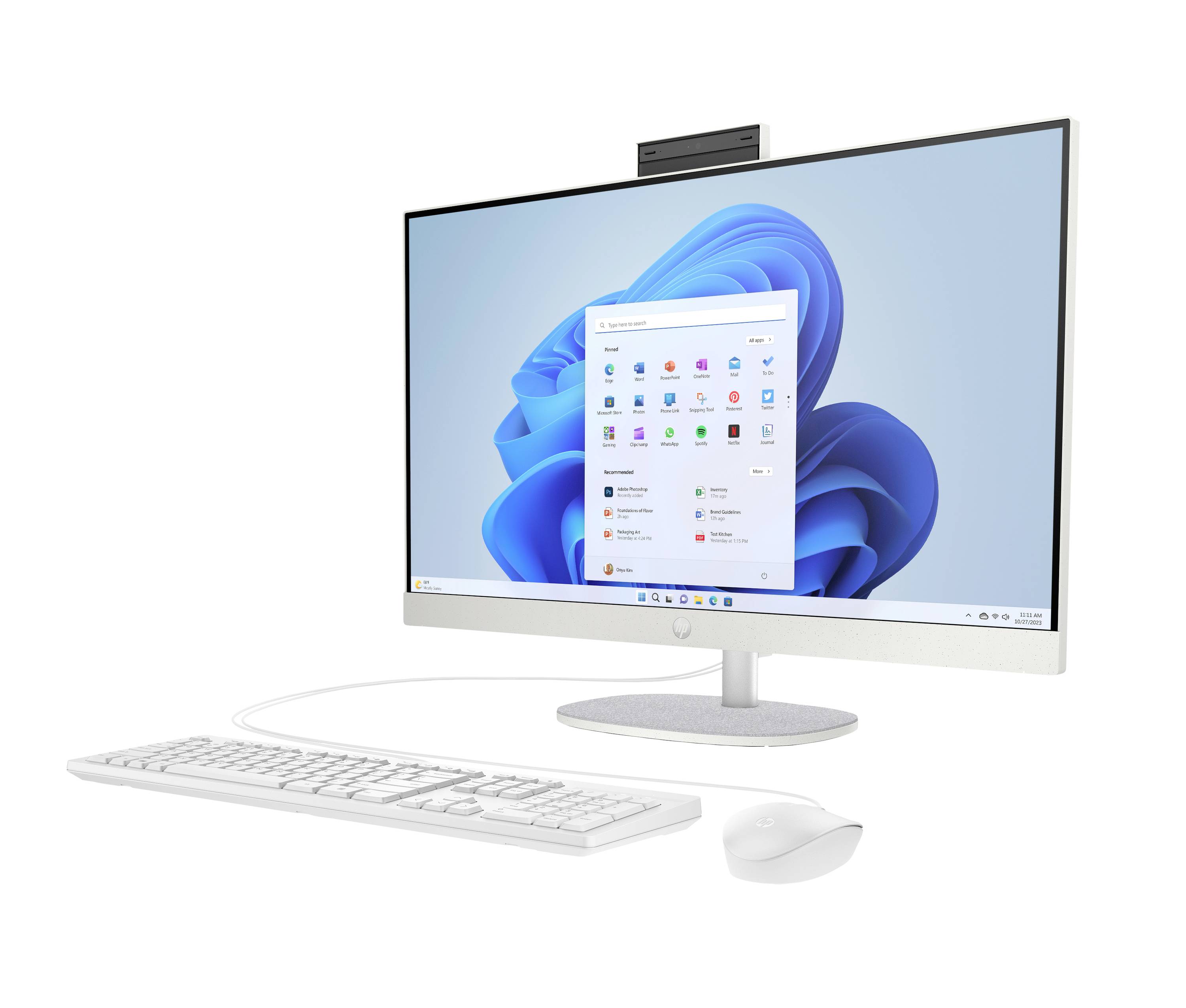 Weißer All-in-One-Desktop-Computer mit Monitor, der das Windows 11-Startmenü anzeigt, sowie passende Tastatur und Maus.