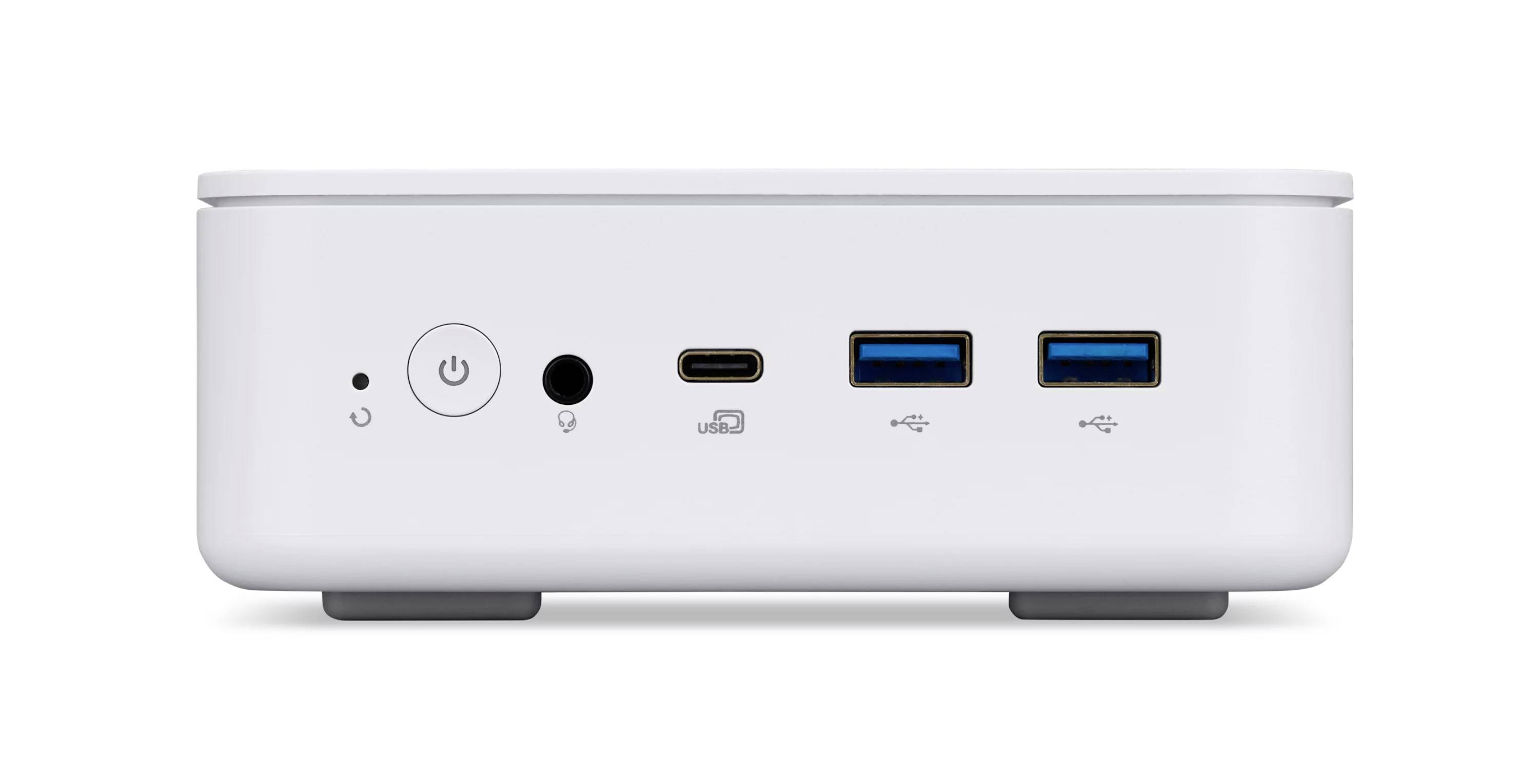 Frontansicht eines kleinen weißen Mini-PCs mit Ein-/Ausschalter, Audiobuchse, USB-C-Anschluss und zwei blauen USB-Anschlüssen.
