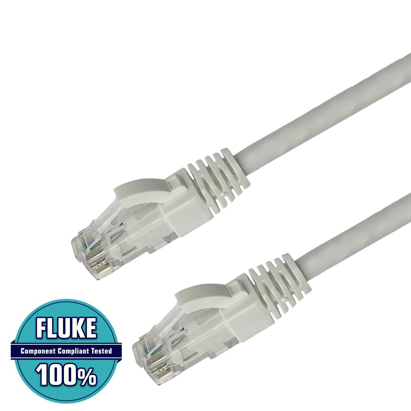 Zwei weiße Ethernet-Kabel mit RJ45-Steckern neben einem blauen FLUKE-Abzeichen „Component Compliant Tested 100%".
