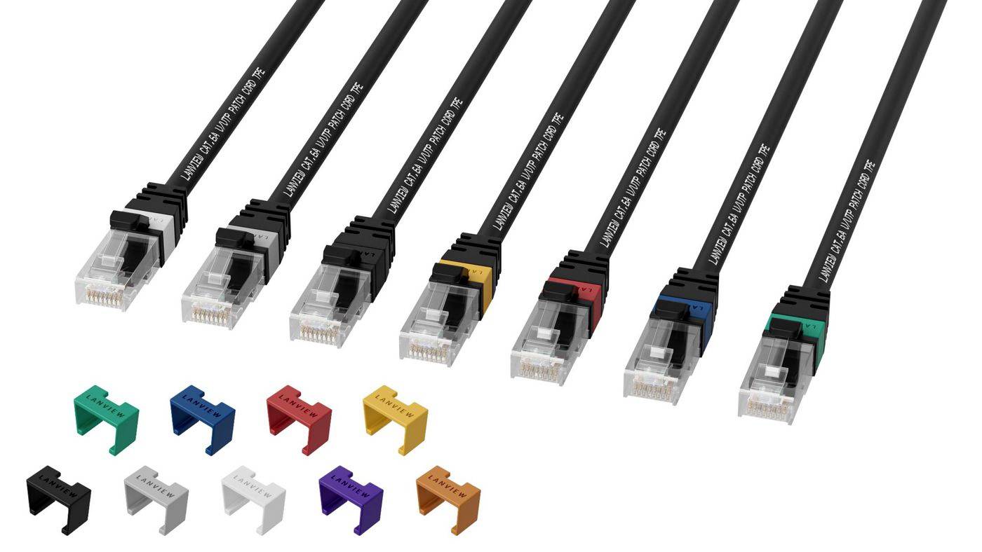 Ethernet-Kabel mit farbcodierten RJ45-Steckerklemmen, wie unten in mehreren Farben gezeigt.