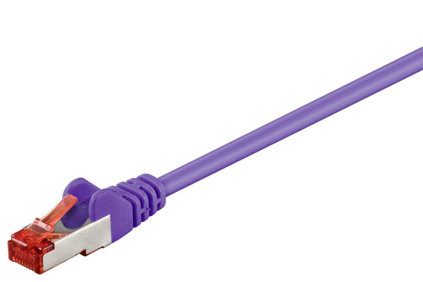 Violettes Ethernet-Kabel mit rotem RJ45-Stecker auf weißem Hintergrund.