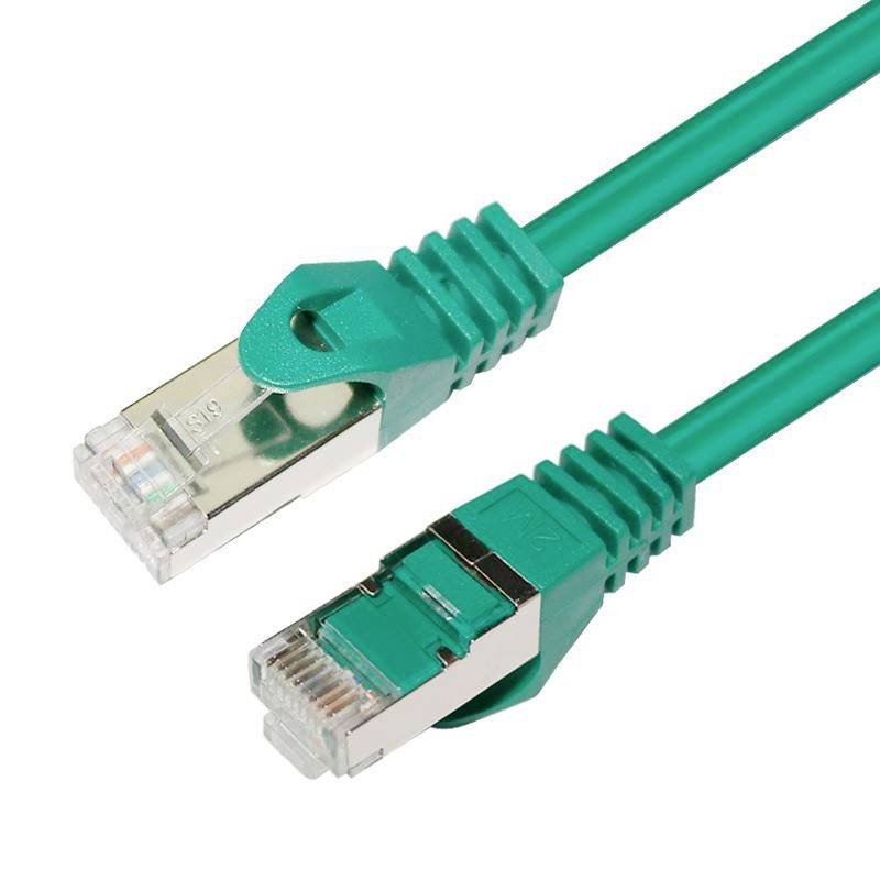 Zwei grüne Ethernet-Kabelstecker auf weißem Hintergrund, die die beiden Enden eines Netzwerk-Patchkabels zeigen.