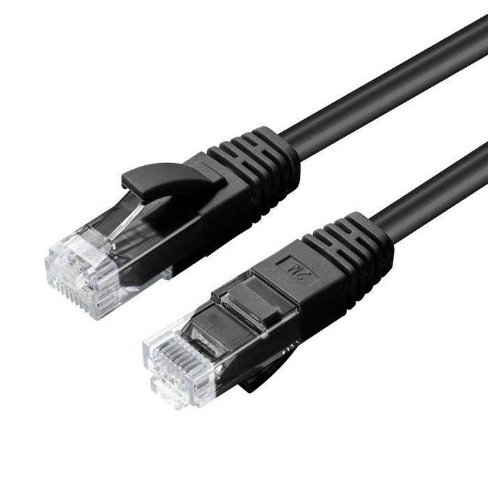 Zwei schwarze Ethernet-Netzwerkkabel mit RJ45-Steckverbindern auf weißem Hintergrund.