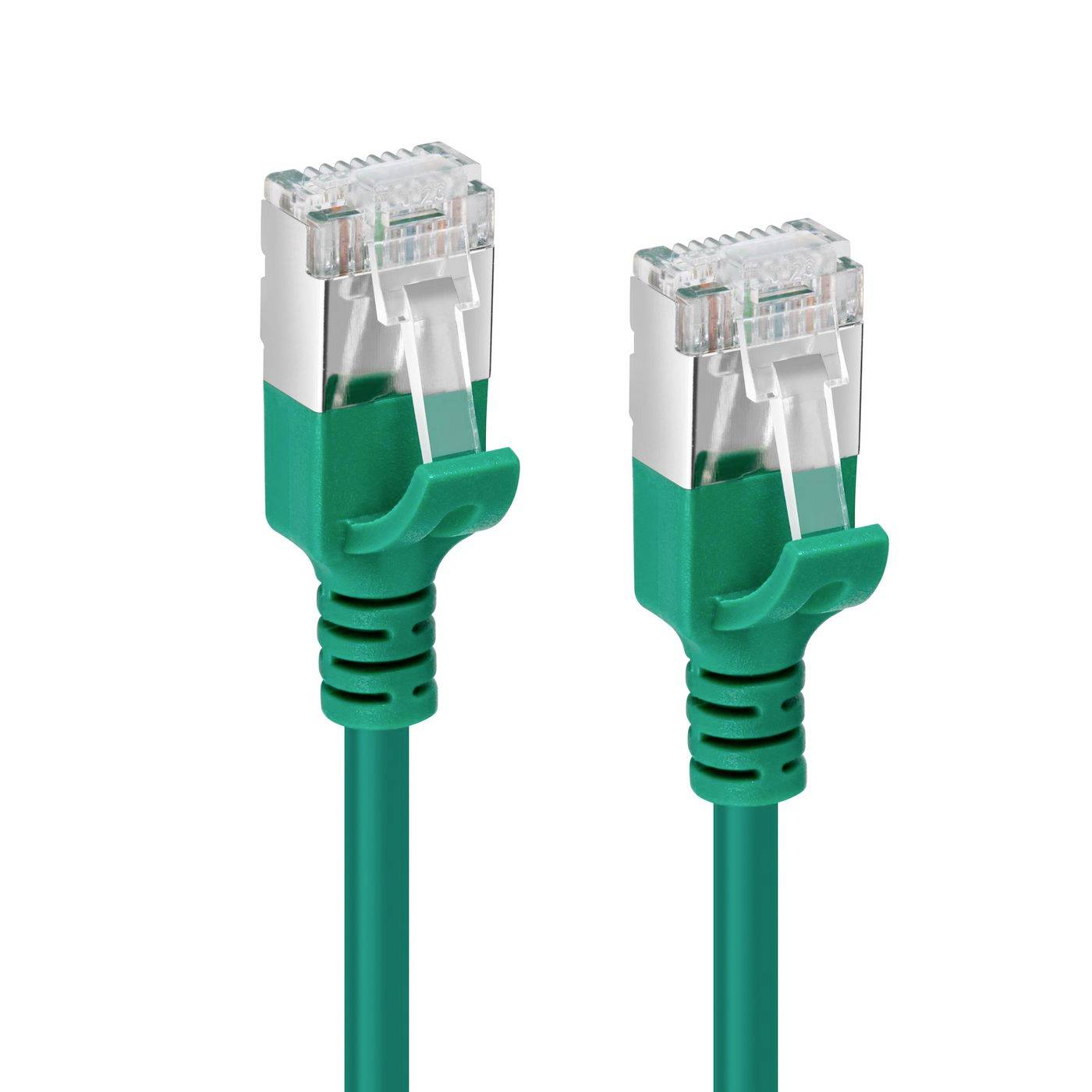 Zwei grüne Ethernet-Netzwerkkabel mit RJ45-Steckern nebeneinander auf weißem Hintergrund dargestellt.
