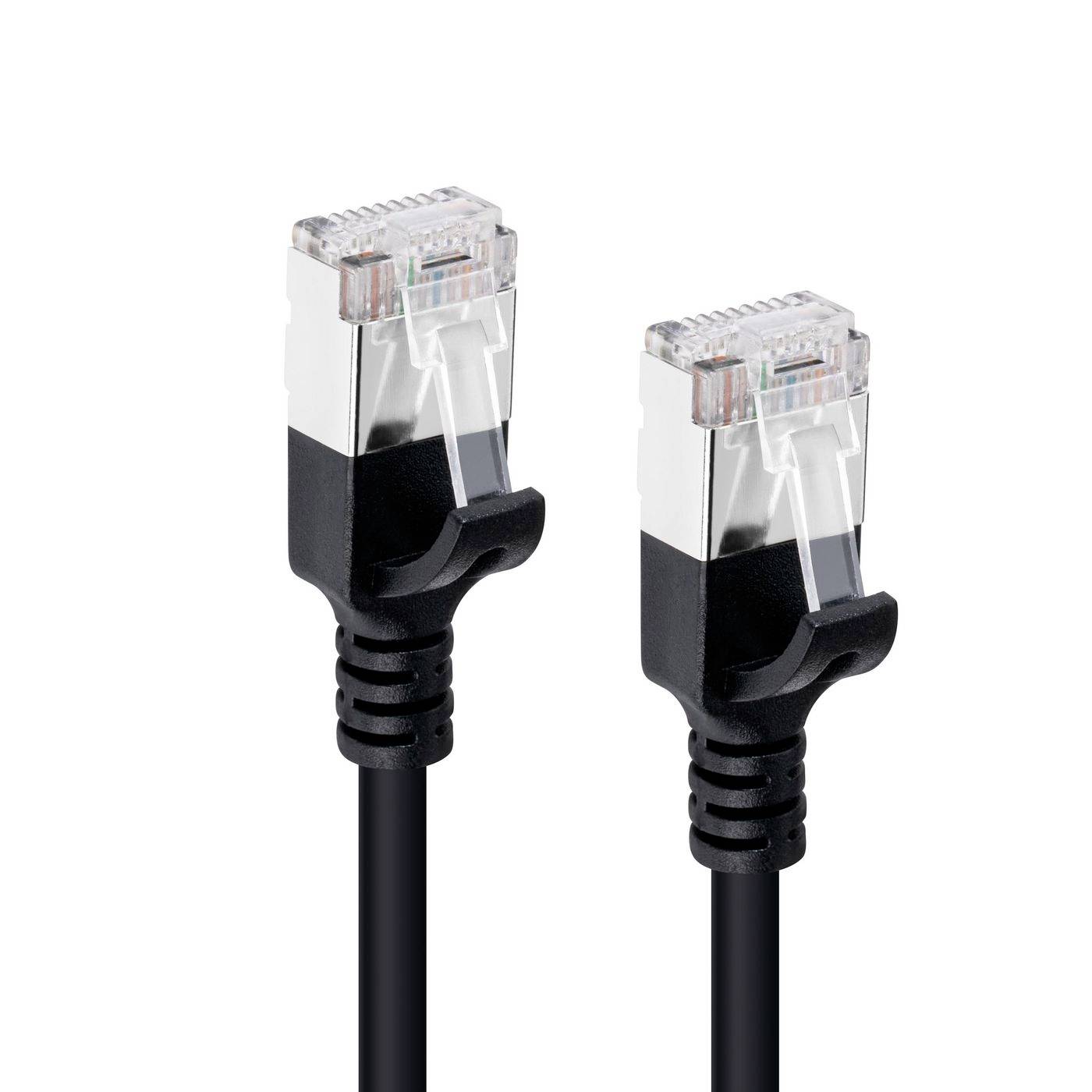 Zwei Ethernet-Kabel mit RJ45-Steckern auf weißem Hintergrund, nebeneinander dargestellt.