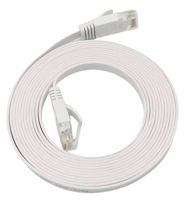 Weiß aufgerolltes Ethernet-Kabel mit RJ45-Steckern an beiden Enden, auf schllichtem weißem Hintergrund dargestellt.