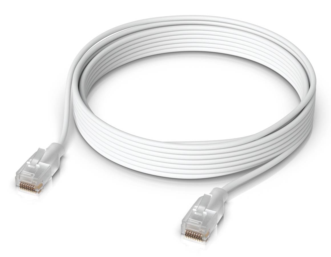 Aufgerolltes weißes Ethernet-Kabel mit RJ45-Steckern an beiden Enden.