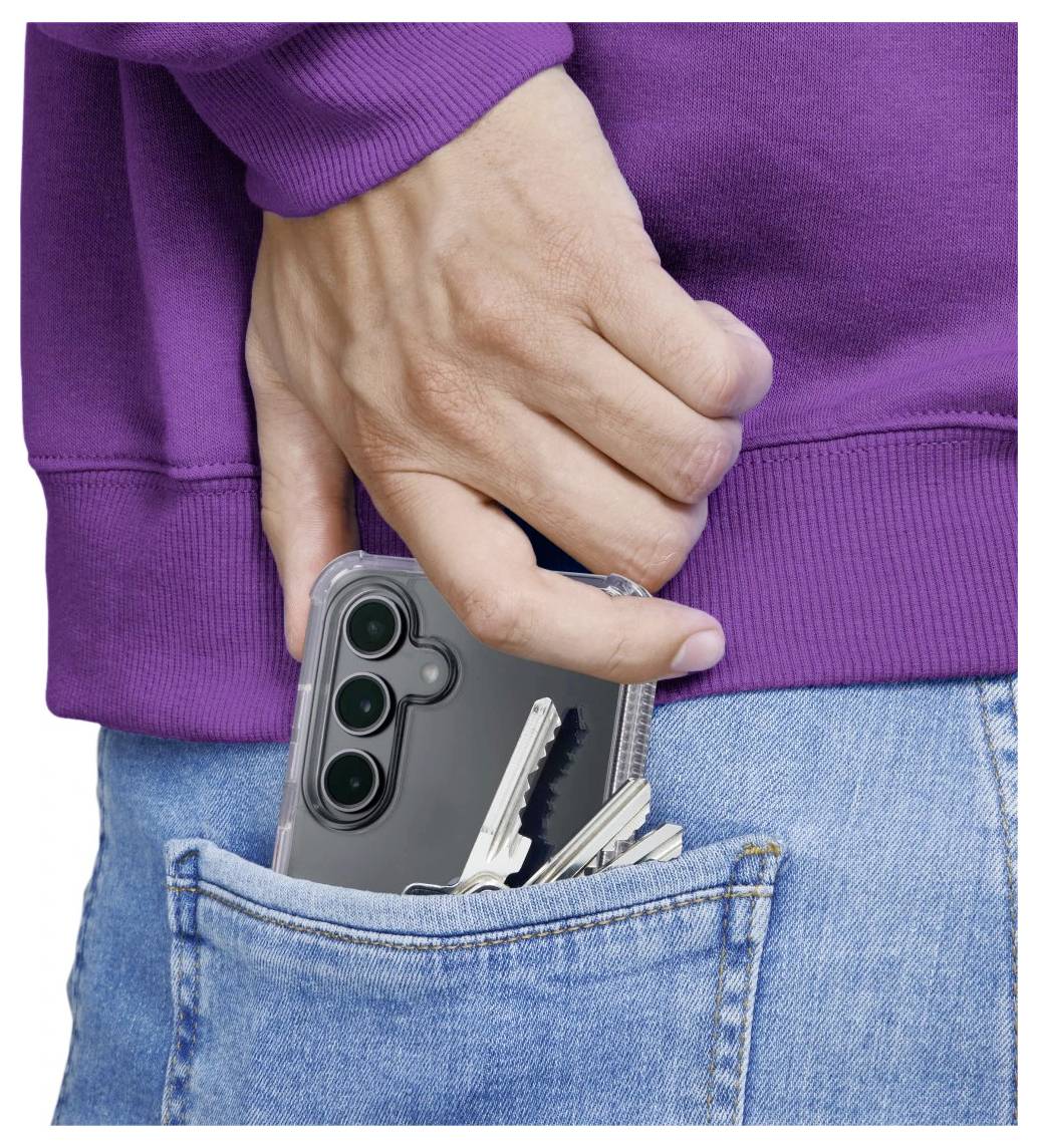 Hand, die ein Smartphone und einen Schlüsselbund in eine hintere Hosentasche steckt, was auf Taschendiebstahlrisiko oder Taschenspeicherung hindeutet.