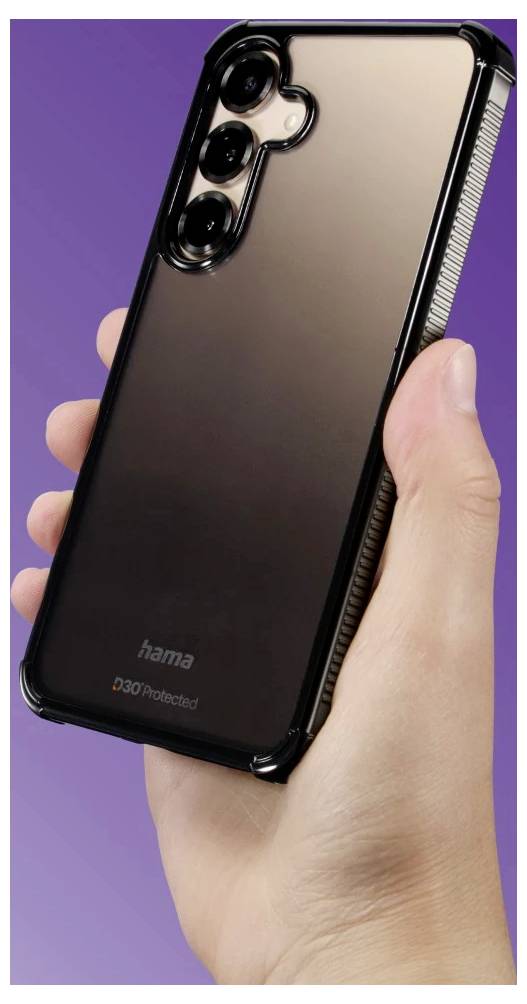 Hand hält eine schwarze Smartphone-Schutzhülle mit erhöhten dreifachen Kameraausschnitten und "hama"-Branding auf violettem Hintergrund.