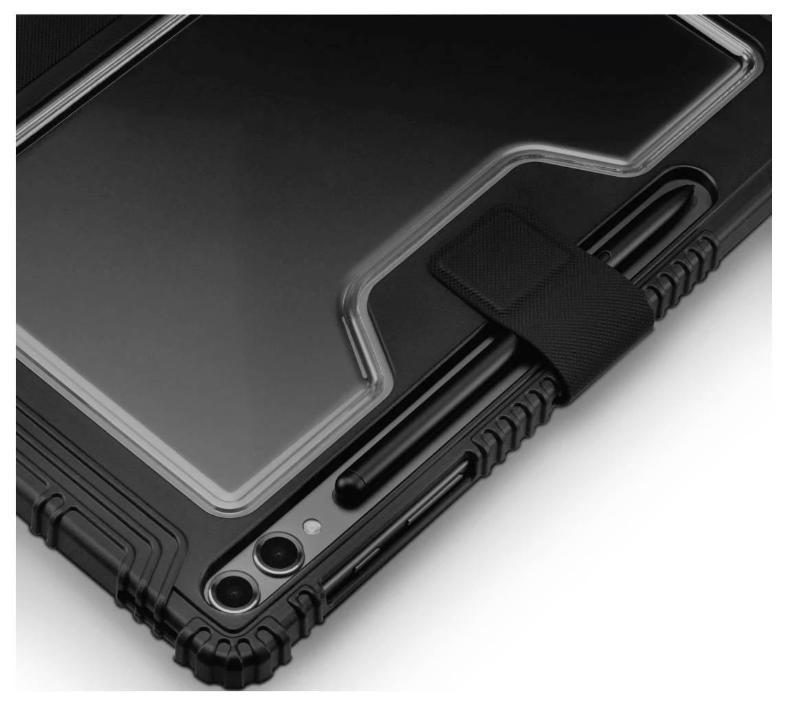 Nahaufnahme eines schwarzen robusten Tablet-Schutzkastens mit verstärkten Ecken, einem integrierten Stifthalter und einer Aussparung für duale Kameraobjektive.