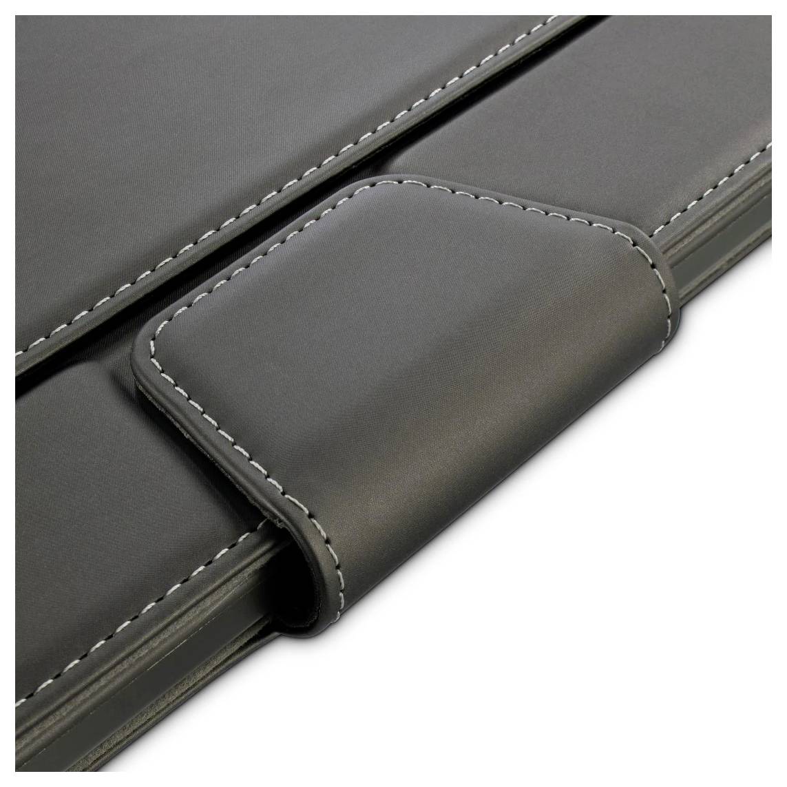 Schwarzes Lederarmband oder Schutzhülle mit weißer Naht auf hellem Hintergrund.