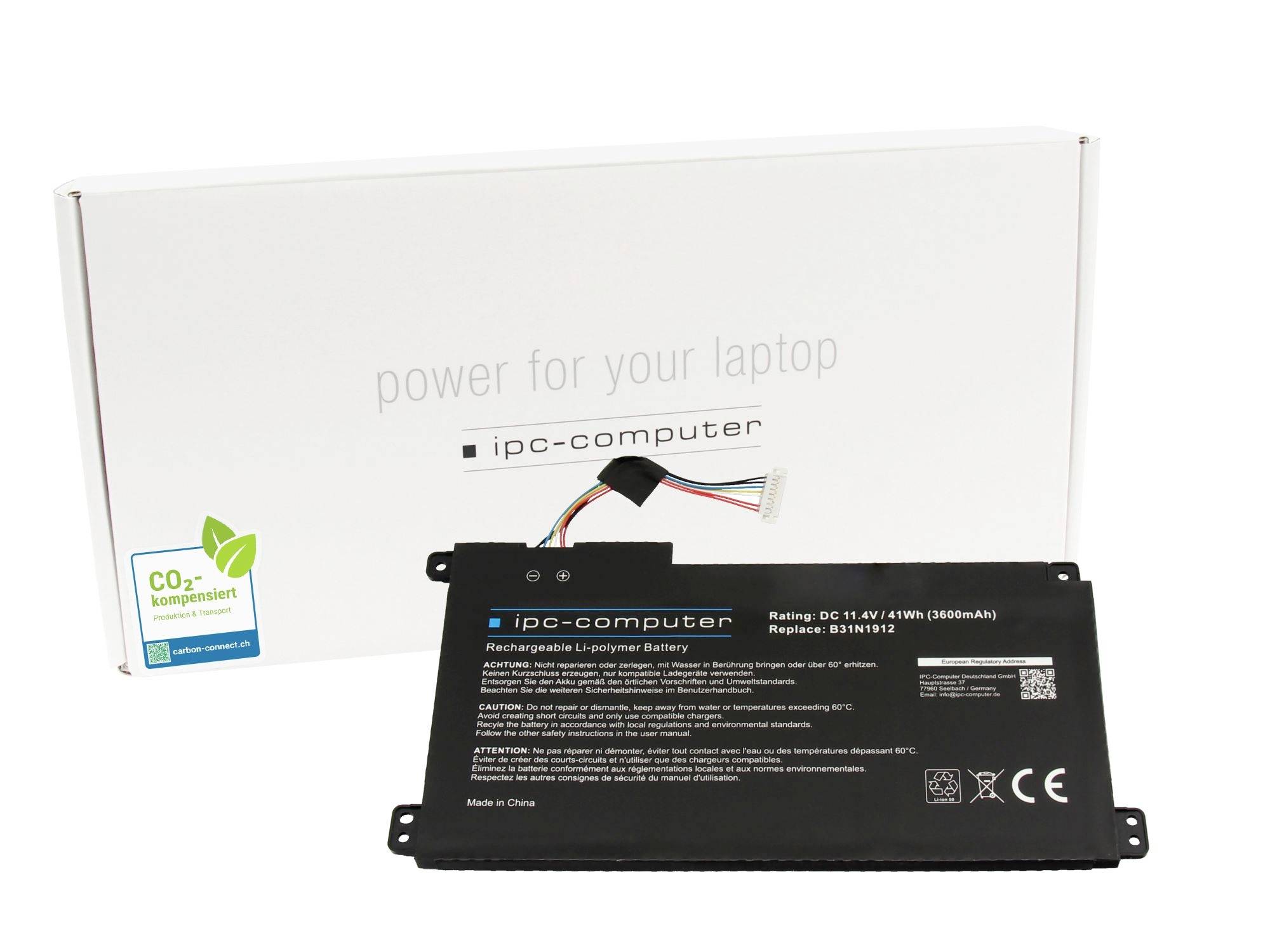 Laptop-Batteriepak mit Verbindungskabel vor einer weißen IPC-Computer-Box mit der Bezeichnung „Energie für Ihren Laptop" und einem CO2-kompensiertem Aufkleber.