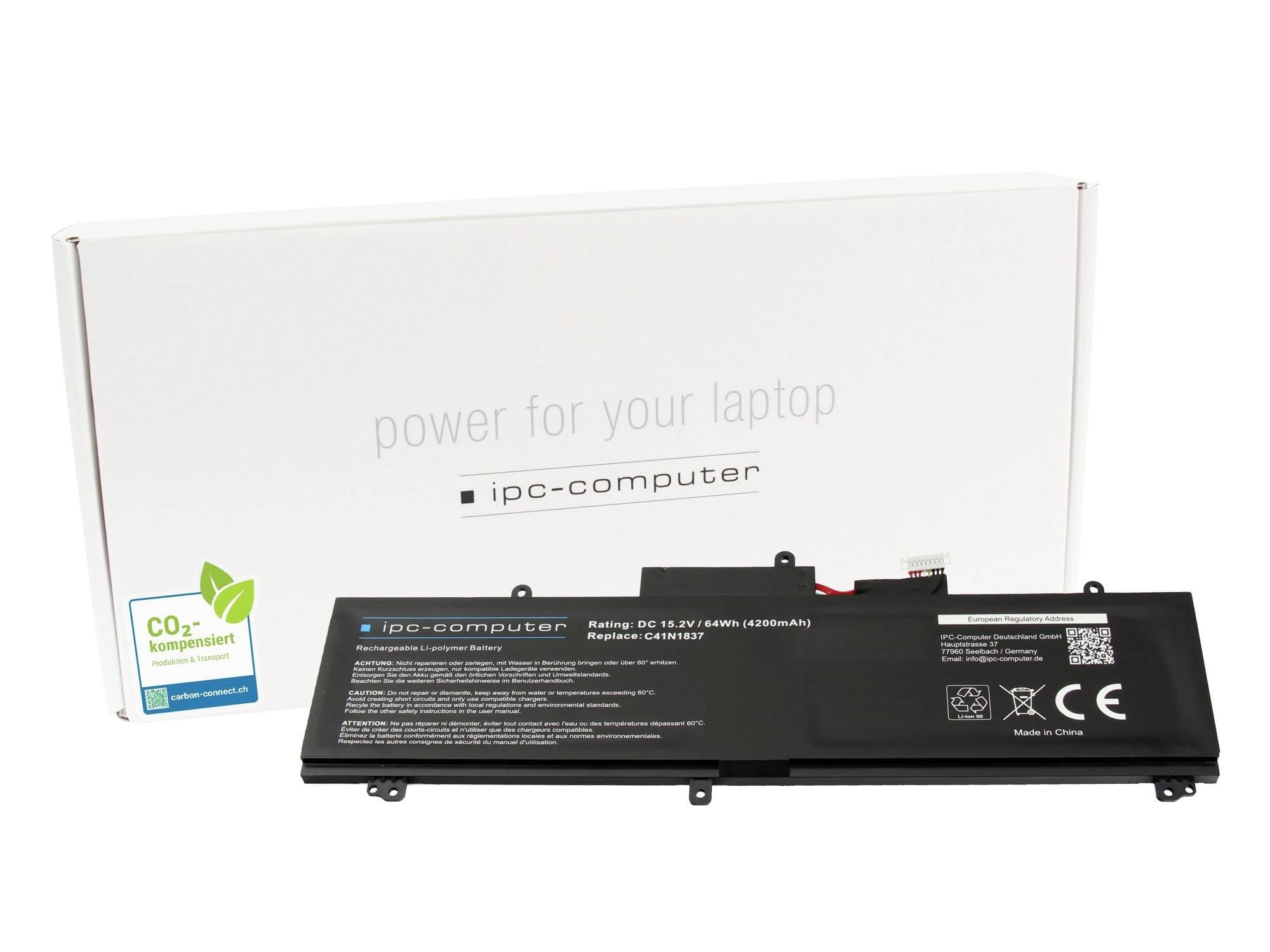 Laptop-Batterie vor einer weißen Schachtel mit der Aufschrift „Energie für Ihren Laptop" und „ipc-computer", mit einem CO2-kompensiert-Aufkleber auf der Schachtel