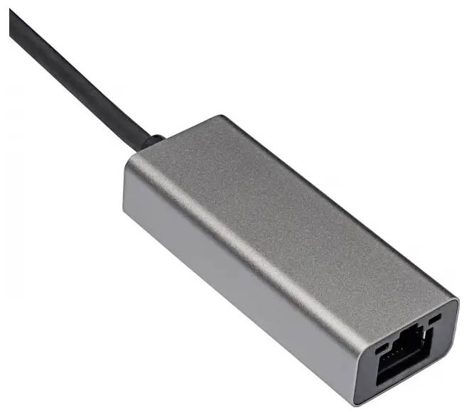 Nahaufnahme eines kleinen grauen rechteckigen Kabeladapters mit einem angeschlossenen schwarzen Kabel, die einen einzelnen Anschluss an einem Ende vor weißem Hintergrund zeigt.