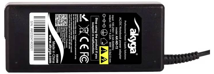 Schwarzer Akyga AC/DC-Stromadapter mit Kabel; das Etikett zeigt Sicherheitssymbole, Barcode, QR-Code und Modellinformationen.