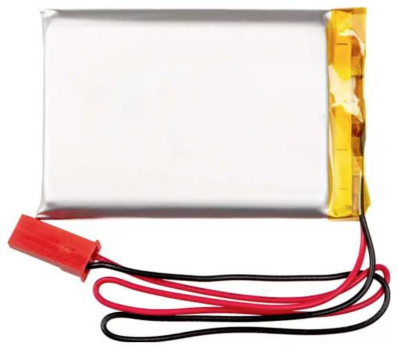 Flache Lithium-Polymer-Batterie aus Silber mit roten und schwarzen Kabeln und einer gelb beklebten Kante auf weißem Hintergrund.