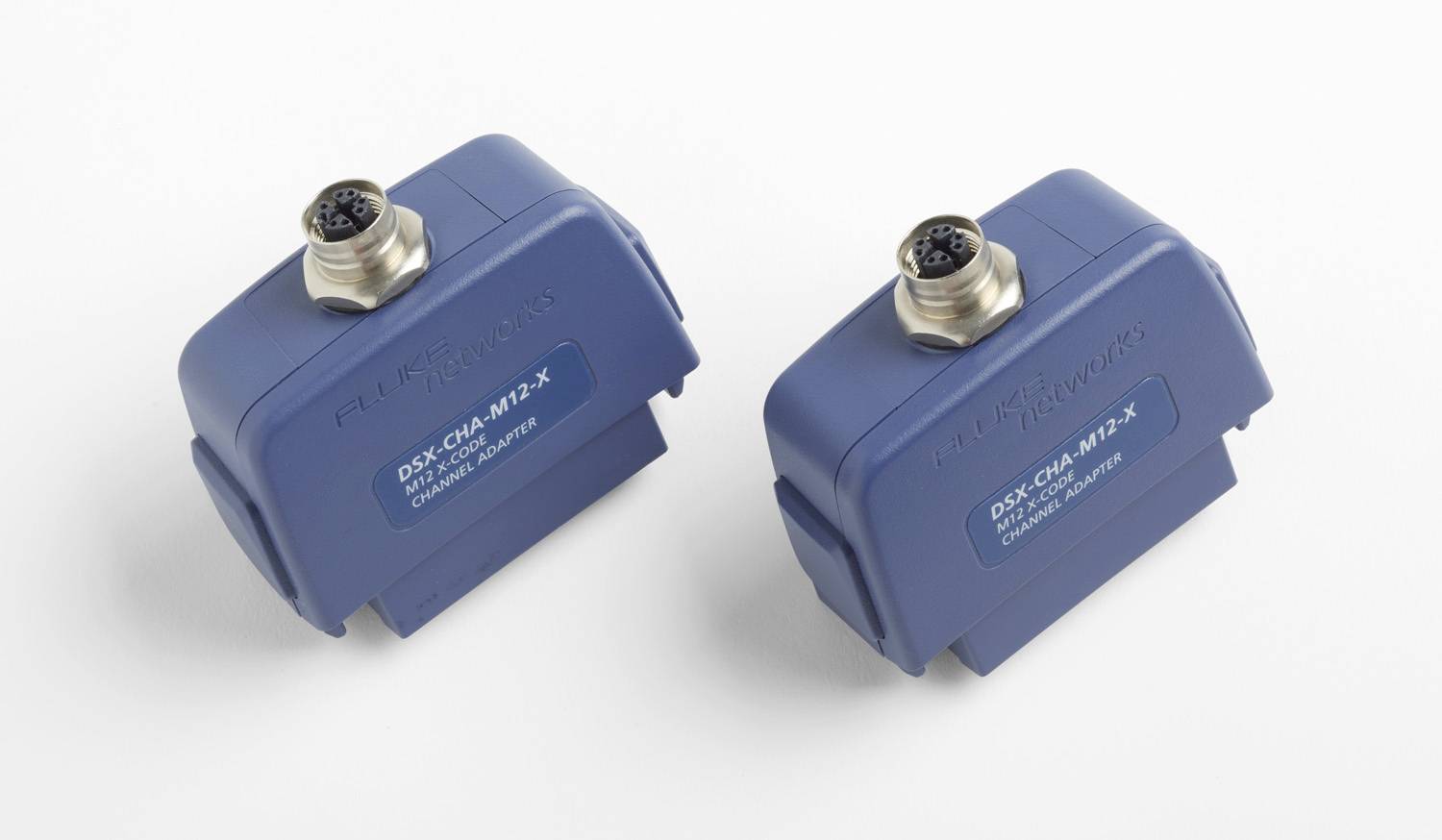 Zwei blaue Industriekabelstecker oder Adapter, nebeneinander auf weißem Hintergrund gezeigt.