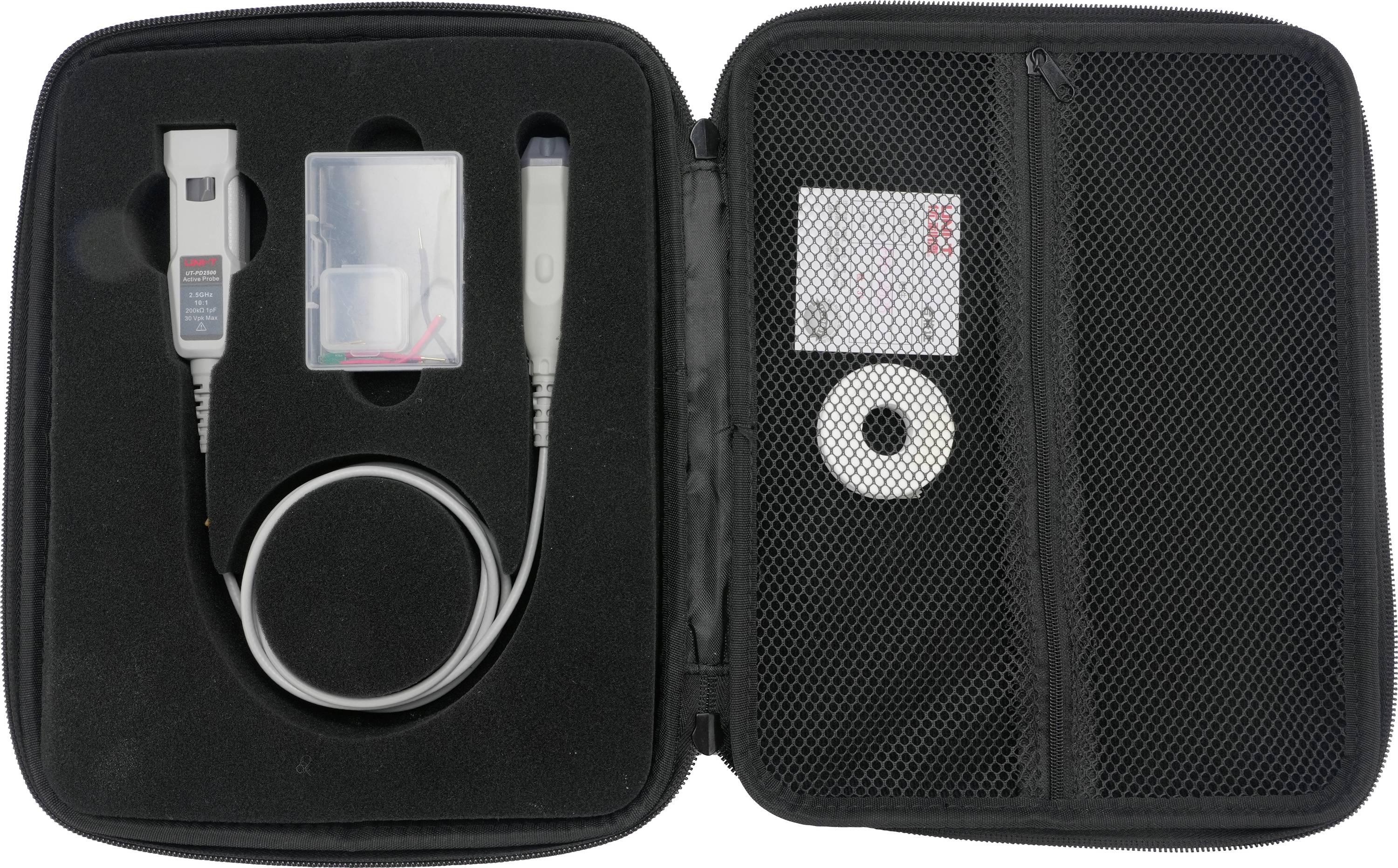 Offene Transporttasche mit USB-Stick, Adapter, Kabel, stiftförmigem Gerät und kleinem digitalem Musikplayer in der Netzfachtasche.