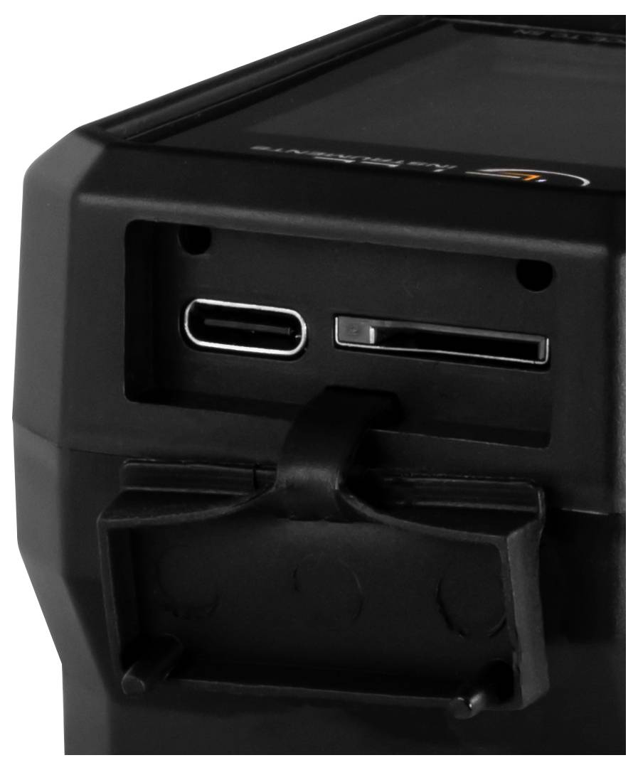 Nahaufnahme eines schwarzen elektronischen Geräts mit einem USB-C-Anschluss, einem Kartensteckplatz und einer Schutzabdeckung auf der Frontplatte.