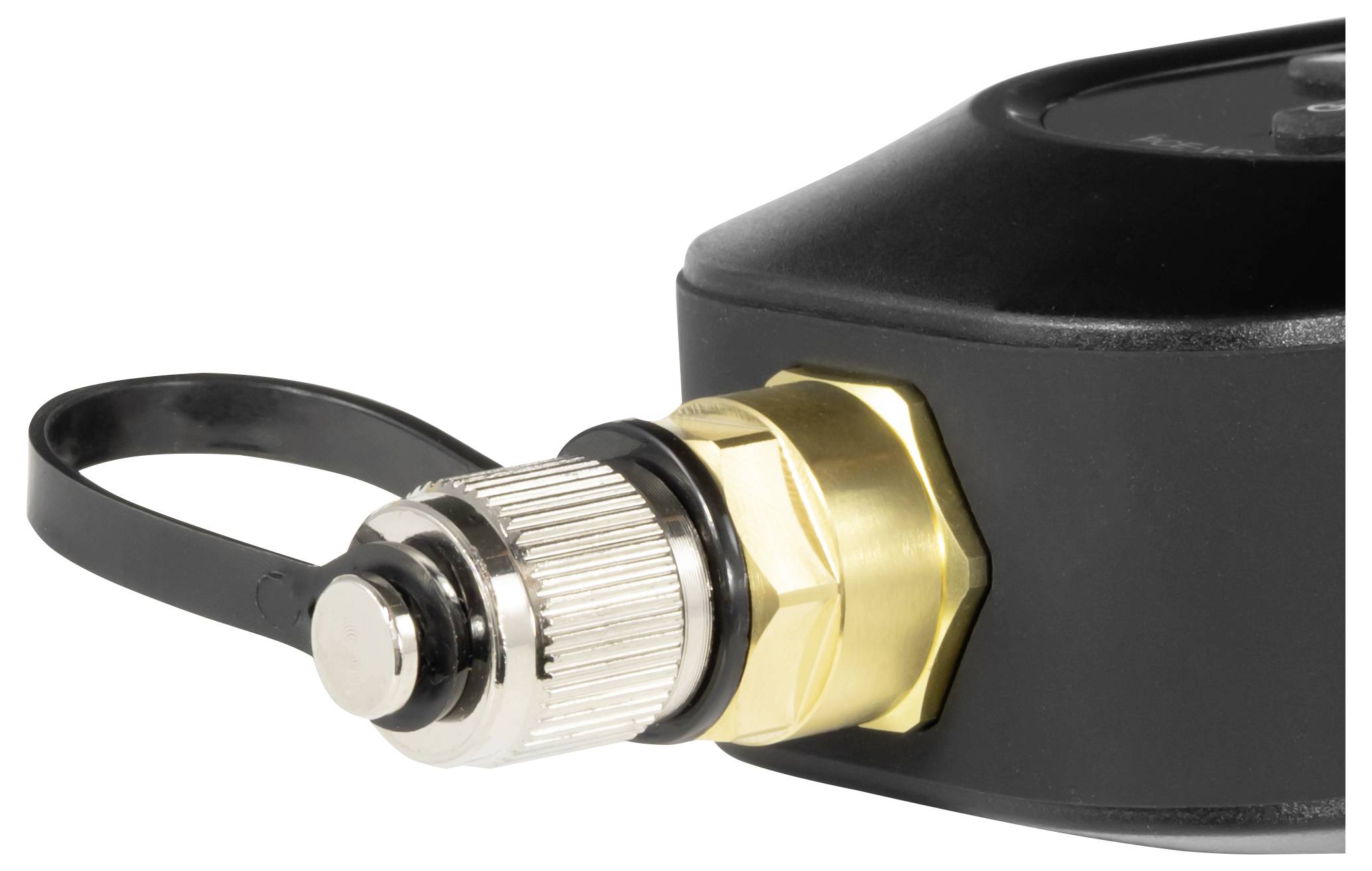 Nahaufnahme eines schwarzen Gerätegehäuses mit angeschlossenem Metallkabelanschluss und goldfarbenem sechskantigem Stecker auf weißem Hintergrund.