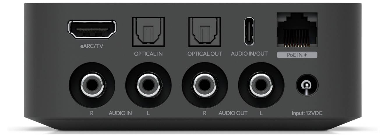 Rückseite eines Audiogeräts mit Anschlüssen: eARC/TV HDMI, optischer Ein-/Ausgang, Audio-Ein-/Ausgangsbuchsen, Ethernet PoE Eingang und 12V DC Stromversorgungseingang.