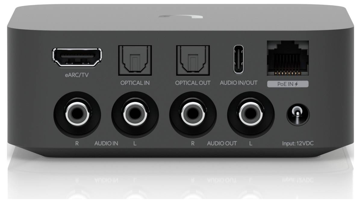 Rückseite eines AV-Geräts mit HDMI eARC/TV, optischem Ein-/Ausgang, 3,5-mm-Audio-Ein-/Ausgang, RCA-Audiobuchsen, PoE-Eingang und 12-V-Gleichstromeingabe.