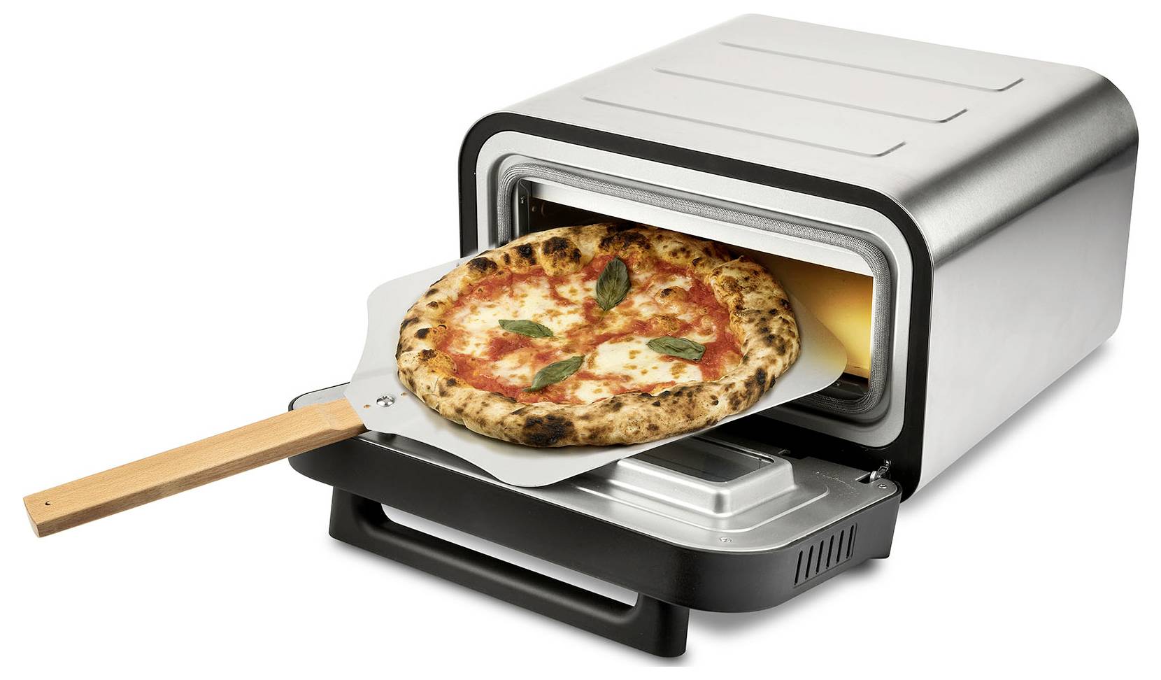 Ein Pizza-Ofen für die Arbeitsplatte, bei dem eine Holzschaufel eine gebackene Pizza mit Basilikum in den offenen Ofen und wieder heraus gleitet.