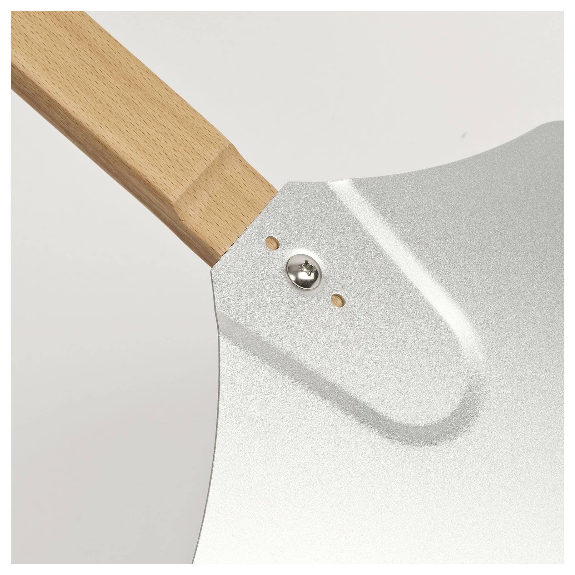 Nahaufnahme eines Holzgriffs, der an einer silbernen Metallpfanne oder einem Schöpfer befestigt ist, mit sichtbarer Schraube auf einem einfachen, hellen Hintergrund.