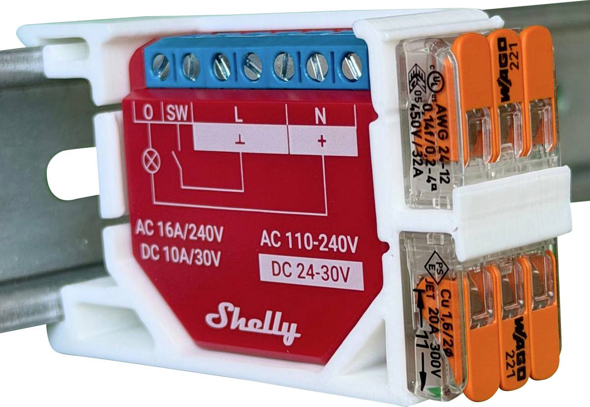 Nahaufnahme eines Shelly-Smartrelais-Moduls mit beschrifteten Anschlussklemmen und orangefarbenen WAGO-Steckverbindern, das die Spannungsnennwerte für AC/DC zeigt.