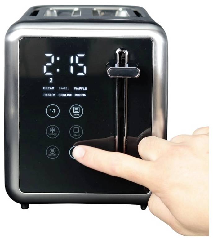 Hand drückt eine Taste an einem digitalen Toaster mit Display, das '2:15' anzeigt, und Einstellungen für Brottypen sowie Auftau-/Aufwärm-Optionen.