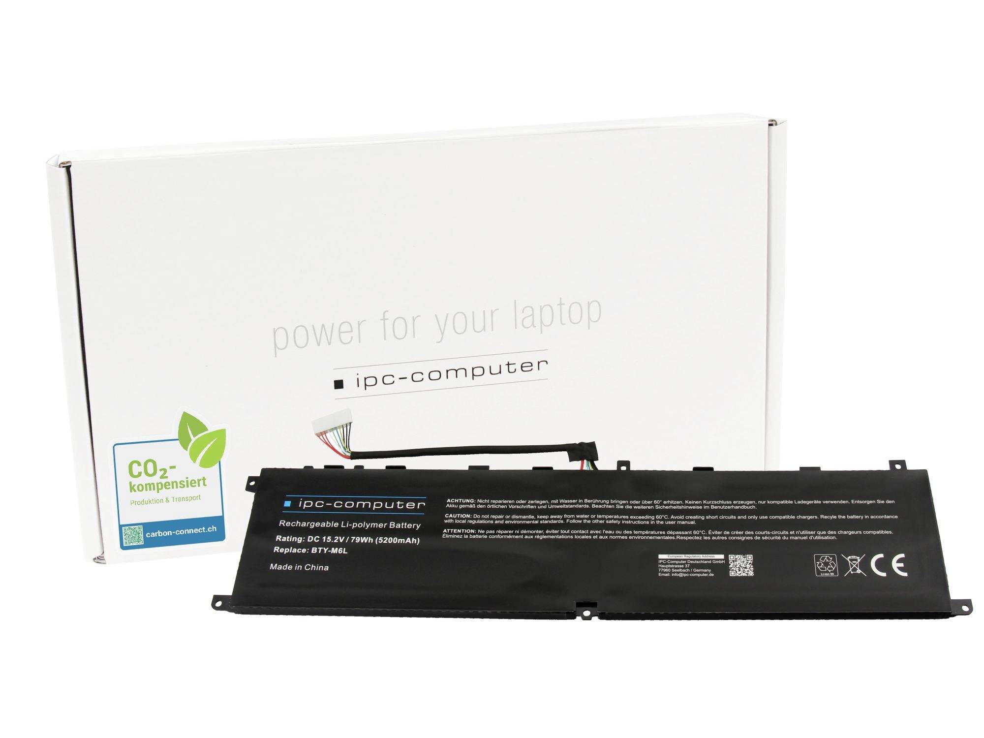 Ersatzbatterie für Laptop, die vor ihrer Schachtel mit der Aufschrift „Energie für Ihren Laptop" und ipc-computer gezeigt wird, mit CO2-kompensiertem Abzeichen auf der Verpackung.