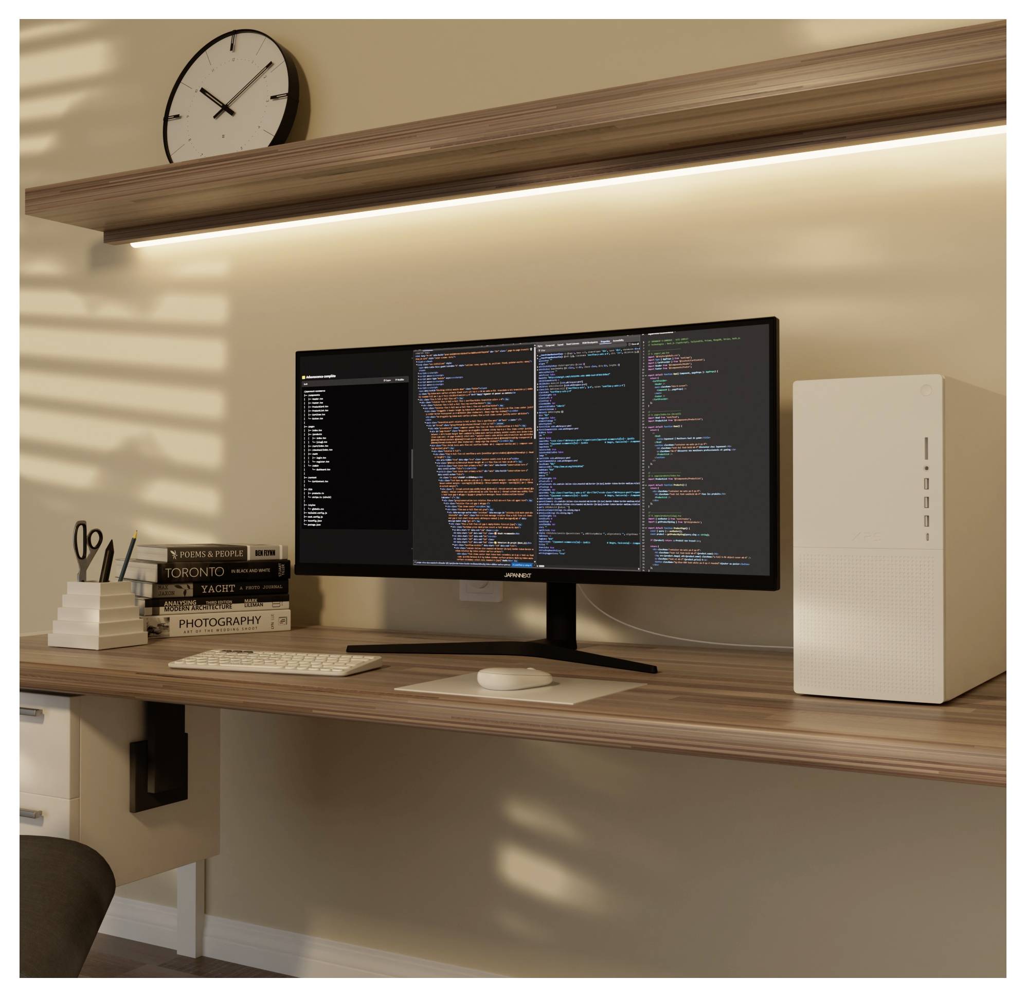 Ein minimalistischer Schreibtisch im Homeoffice mit einem Breitbildmonitor, auf dem Code angezeigt wird, ein weißer PC-Turm, Tastatur, Maus, Bücher und eine Wanduhr darüber.