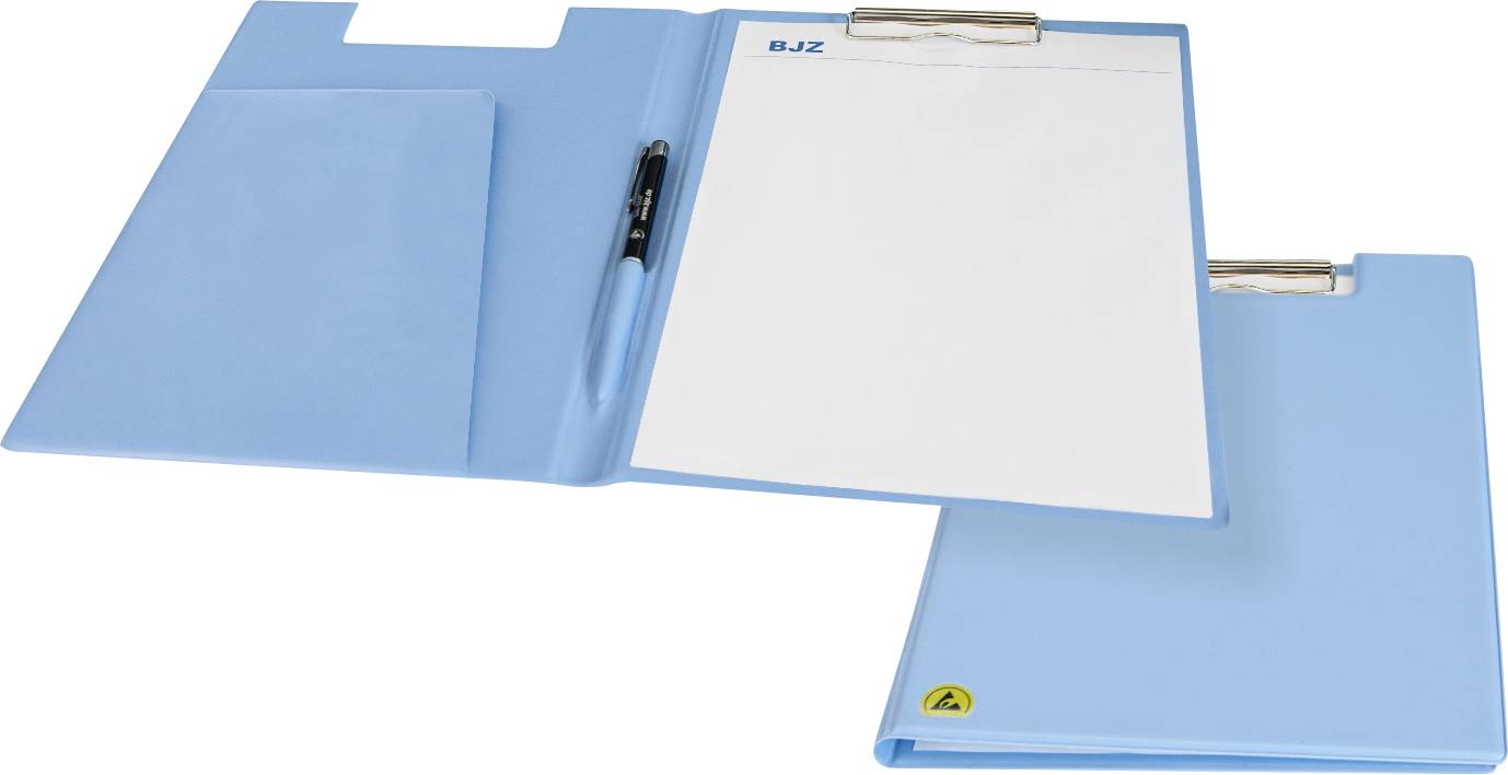 Blauer Klemmbrett-Ordner mit einem Stift und leerem Papier, geöffnet über einem geschlossenen Ordner auf weißem Hintergrund.