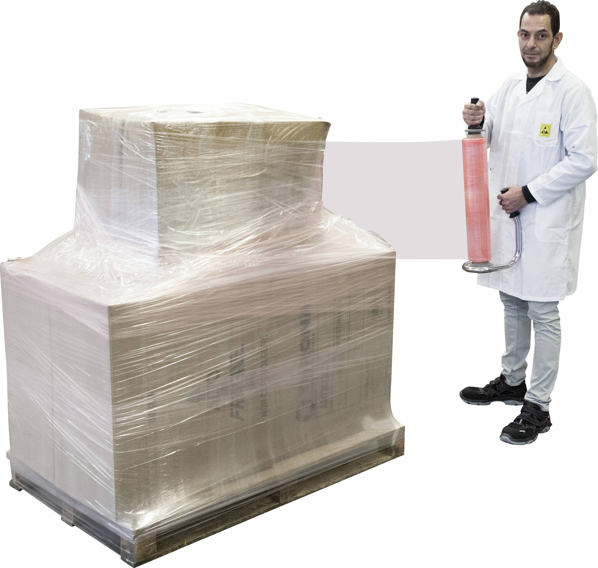 Arbeiter in Schutzmantel, der eine palettierte Schachtel mit transparenter Kunststoff-Stretchfolie unter Verwendung eines tragbaren Spenders einwickelt.