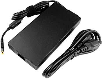Schwarzes Laptop-Netzteil mit angeschlossenen Kabeln und DC-Stecker auf weißem Hintergrund.