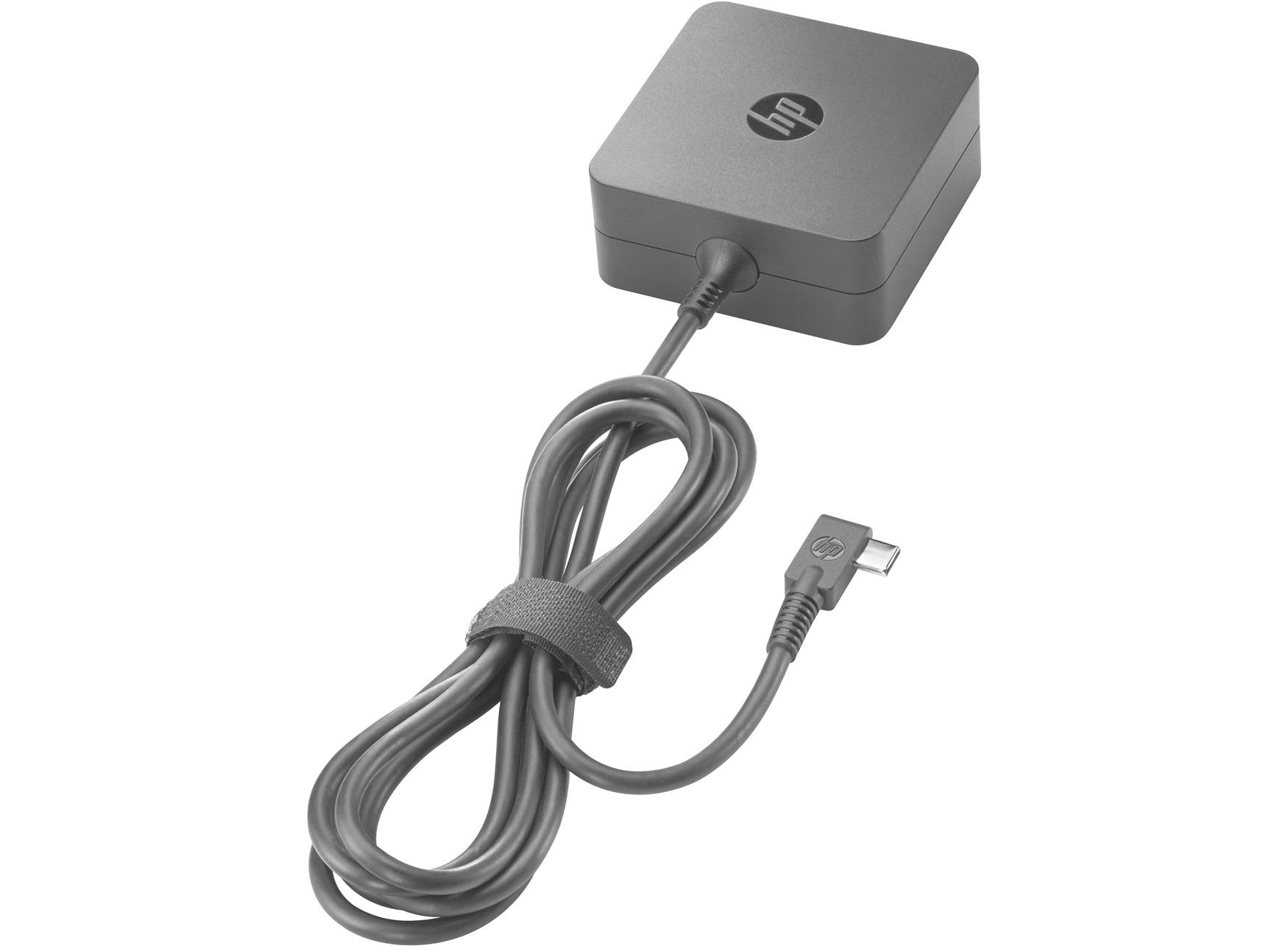 Schwarzer HP-Netzteil mit angeschlossenem Ladekabel und abgewinkltem Anschluss auf weißem Hintergrund.