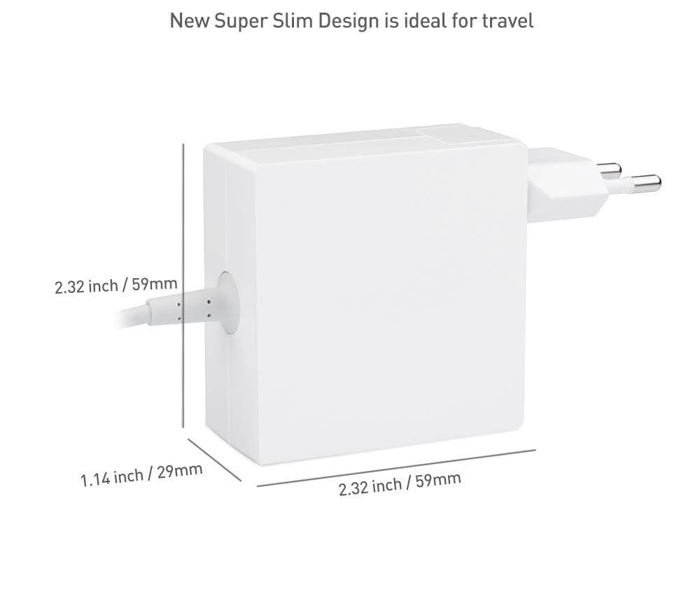 Weißer kompakter quadratischer Reisestromadapter mit den Abmessungen 2,32 x 2,32 x 1,14 Zoll, beschriftet mit „Neues ultraflaches Design ist ideal für Reisen"