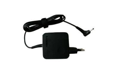 Schwarzer Lenovo-Laptop-Stromadapter mit angeschlossenem Kabel und Stecker auf weißem Hintergrund.