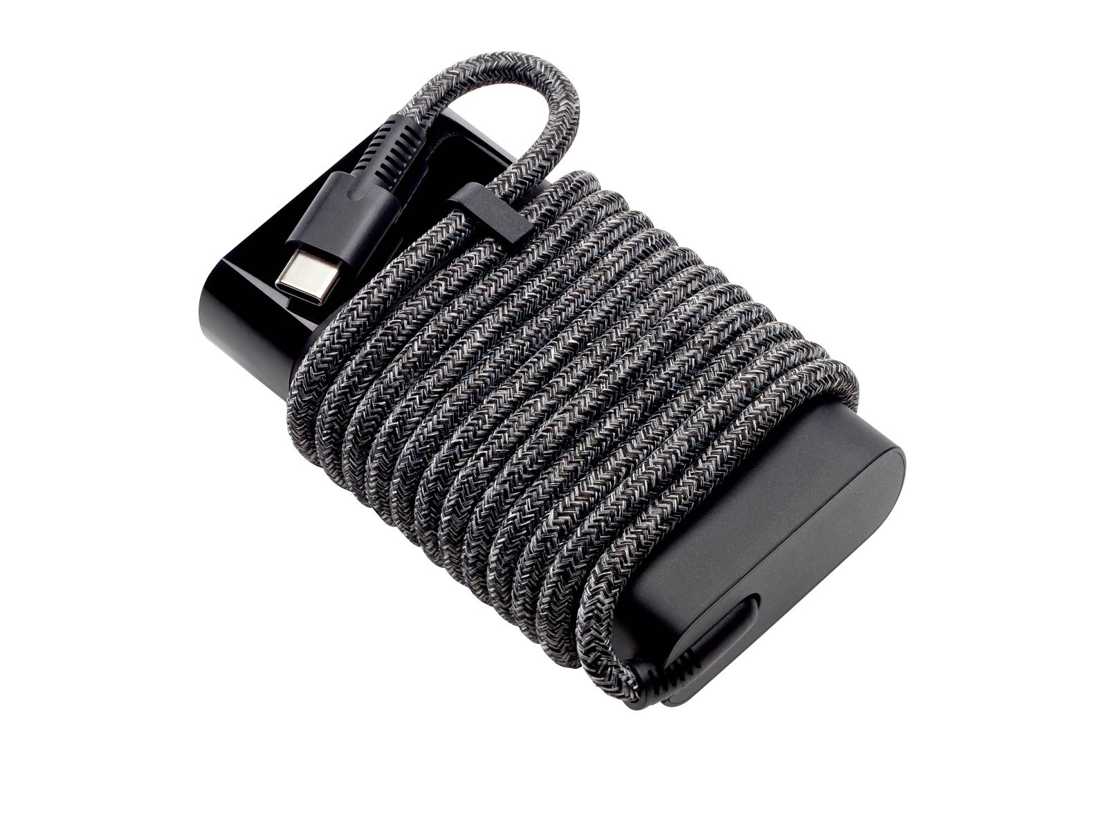 Aufgewickeltes USB-C-Ladekabel ordentlich um einen schwarzen rechteckigen Kabelorganizer auf weißem Hintergrund gewickelt.